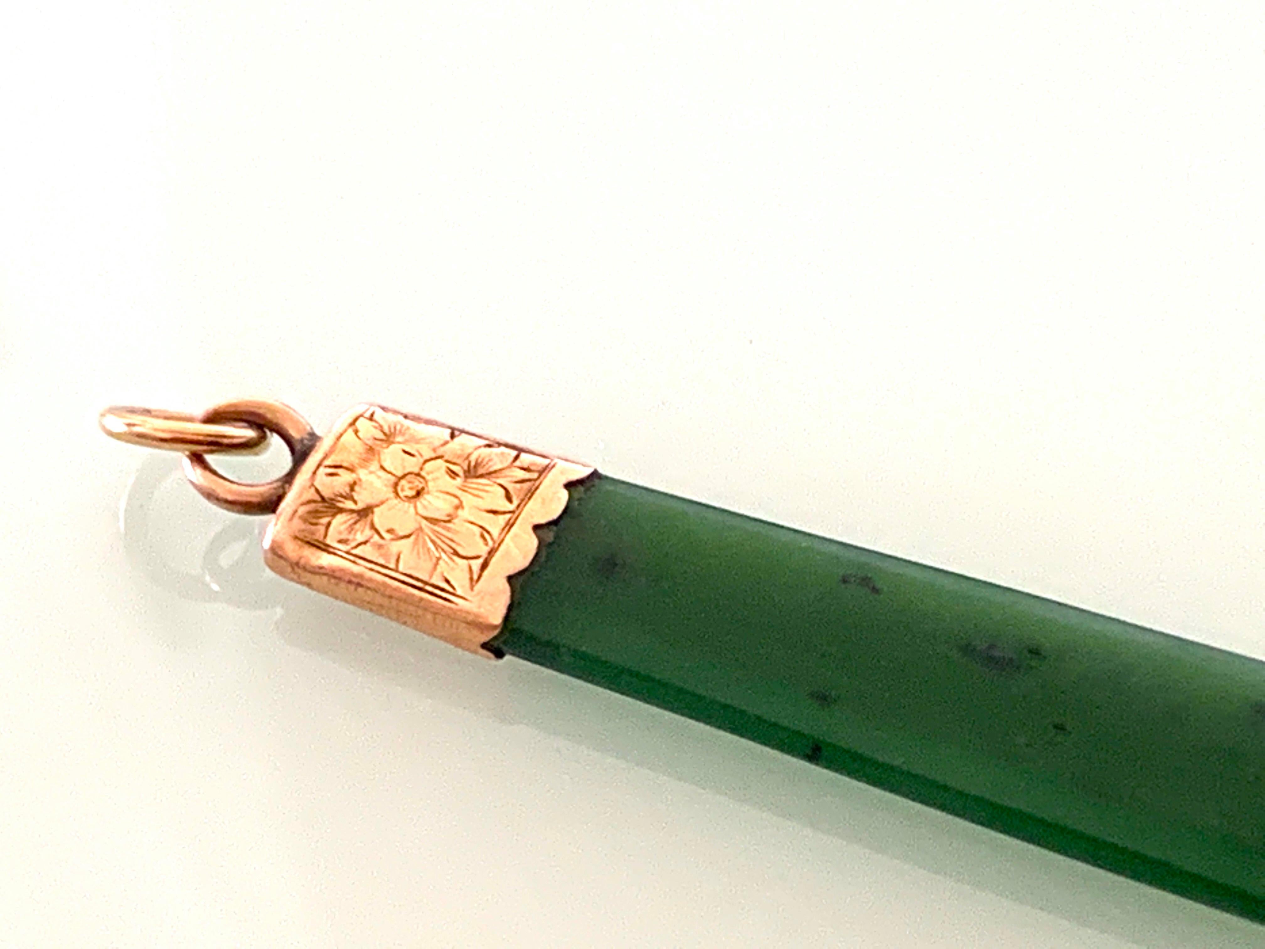 Antiker 9 Karat Gold-Jade-Anhänger im Zustand „Gut“ in London, GB