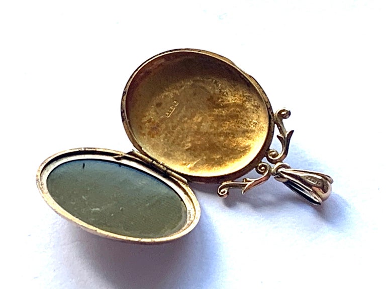 Antique 9ct Gold Locket For Sale at 1stDibs