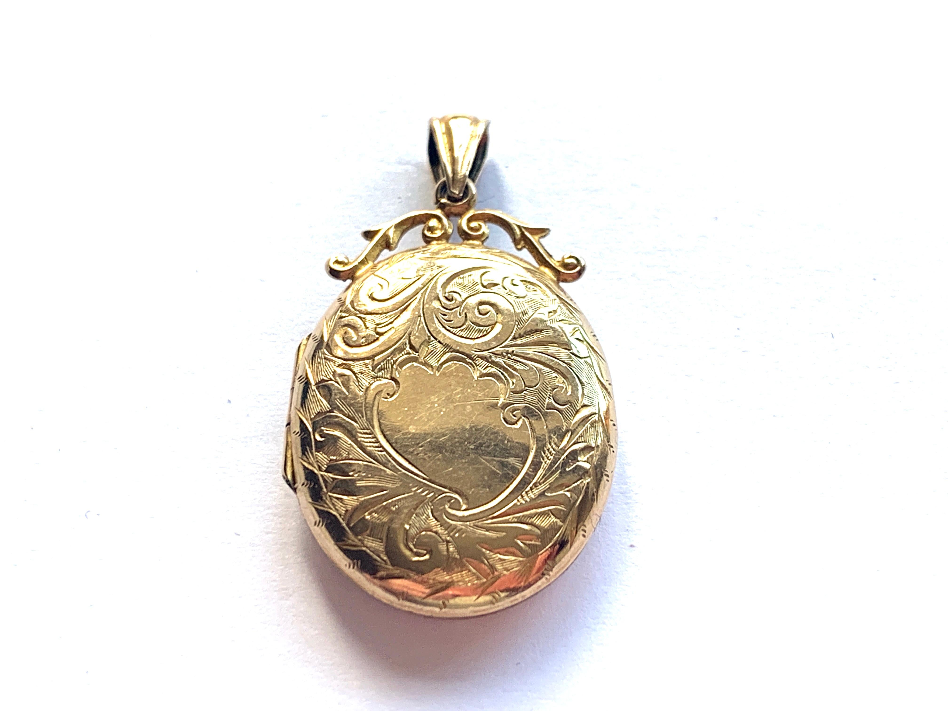 Antique Victorian 9ct Gold Locket
beautiful floral engraving
stamped 9 375 on bail & inside
but also fully hallmarked on reverse
Makers initials WHC , Birmingham 1857
Size 2cm x 2.5 cm ( not including bail )
Weight 2.85 grammes