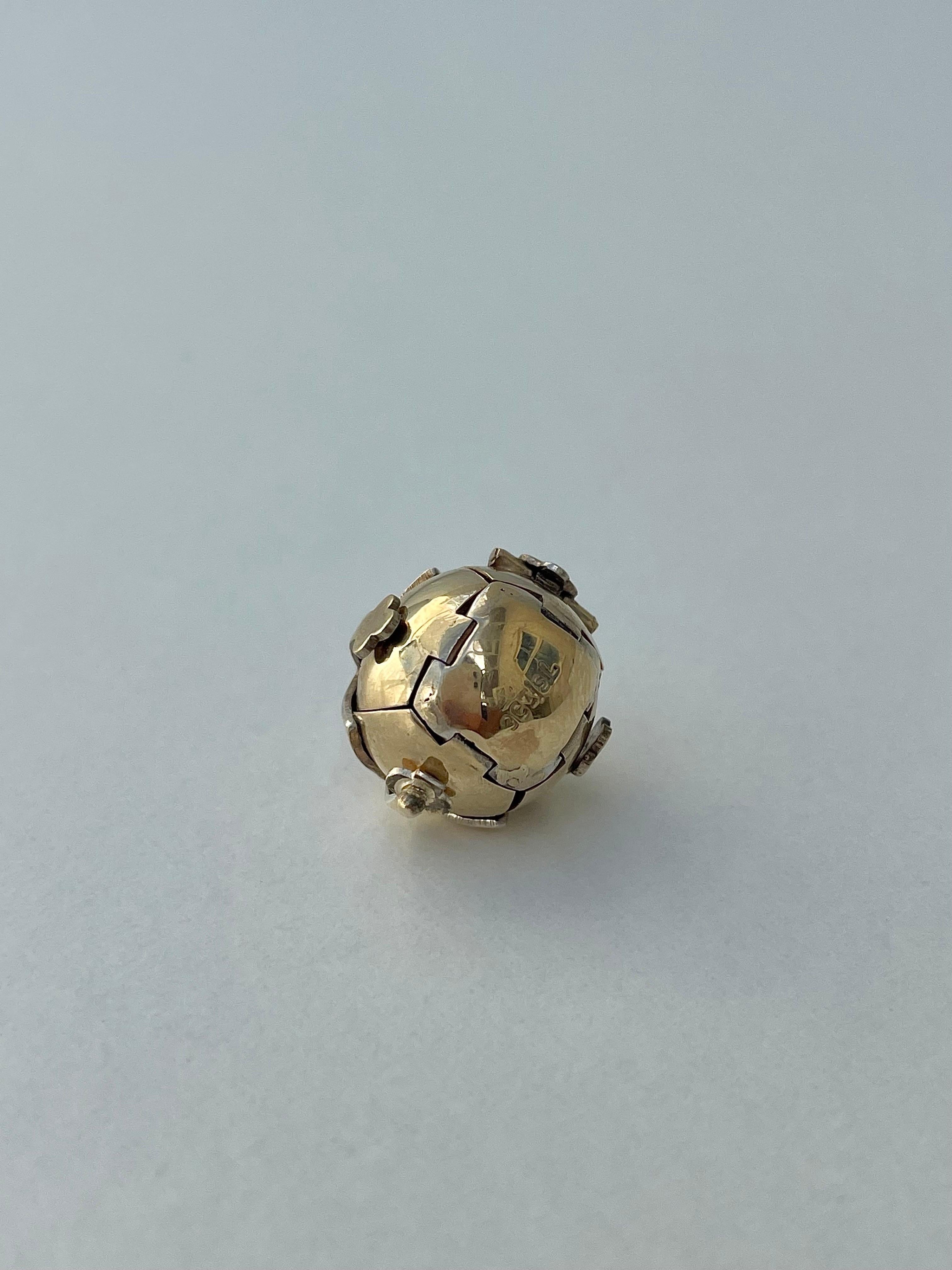 Antico ciondolo massonico a forma di sfera d'oro 9 ct. 

ciondolo apribile molto bello con illustrazioni dettagliate 

L'articolo viene fornito senza la scatola che si vede nelle foto, ma sarà presentato in una confezione regalo.

Misure: peso