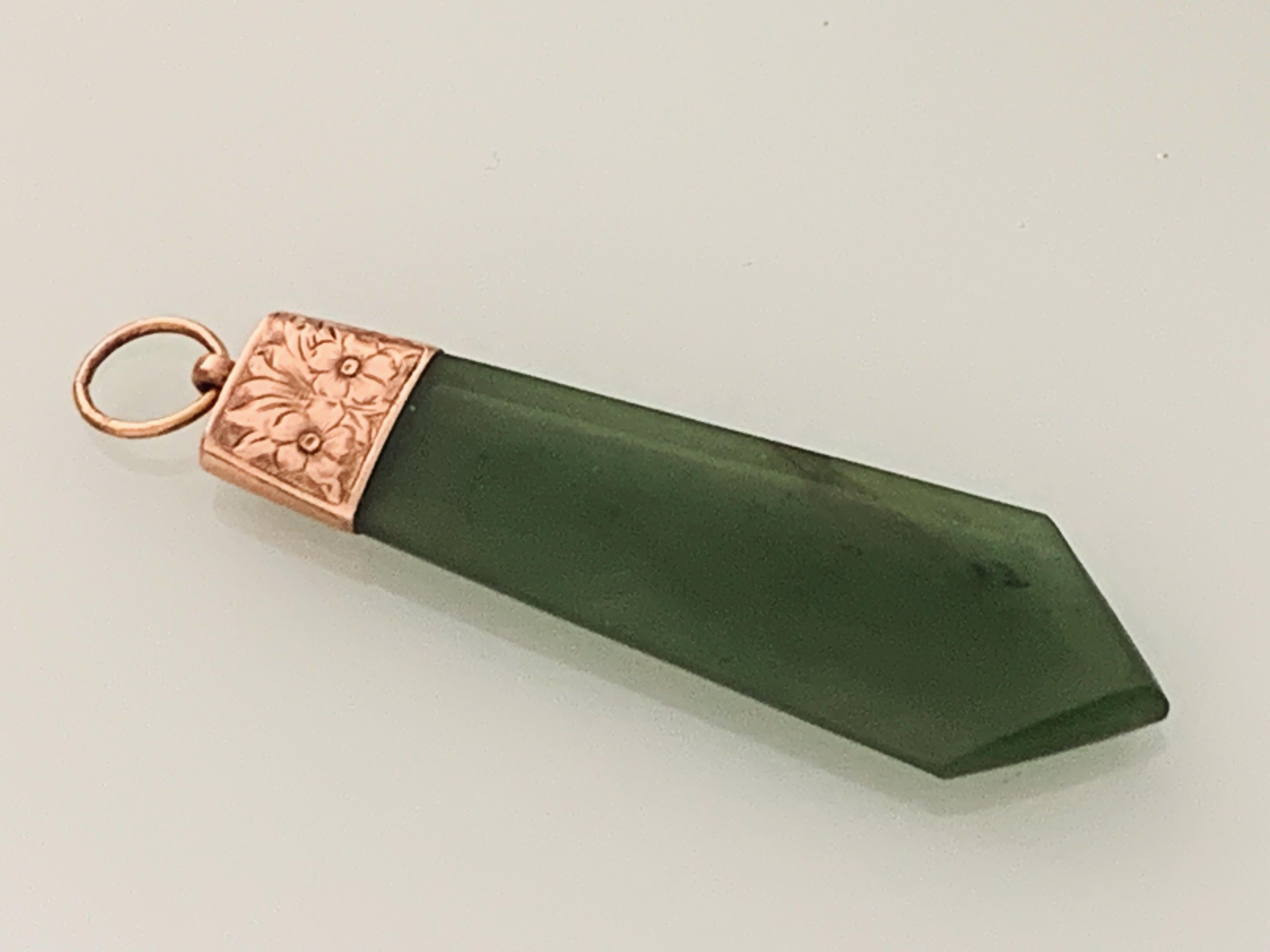 Pendentif Jade ancien en or 9ct
Avec une belle monture en or 9ct gravée de fleurs
Époque victorienne, vers les années 1800.
Estampillé 