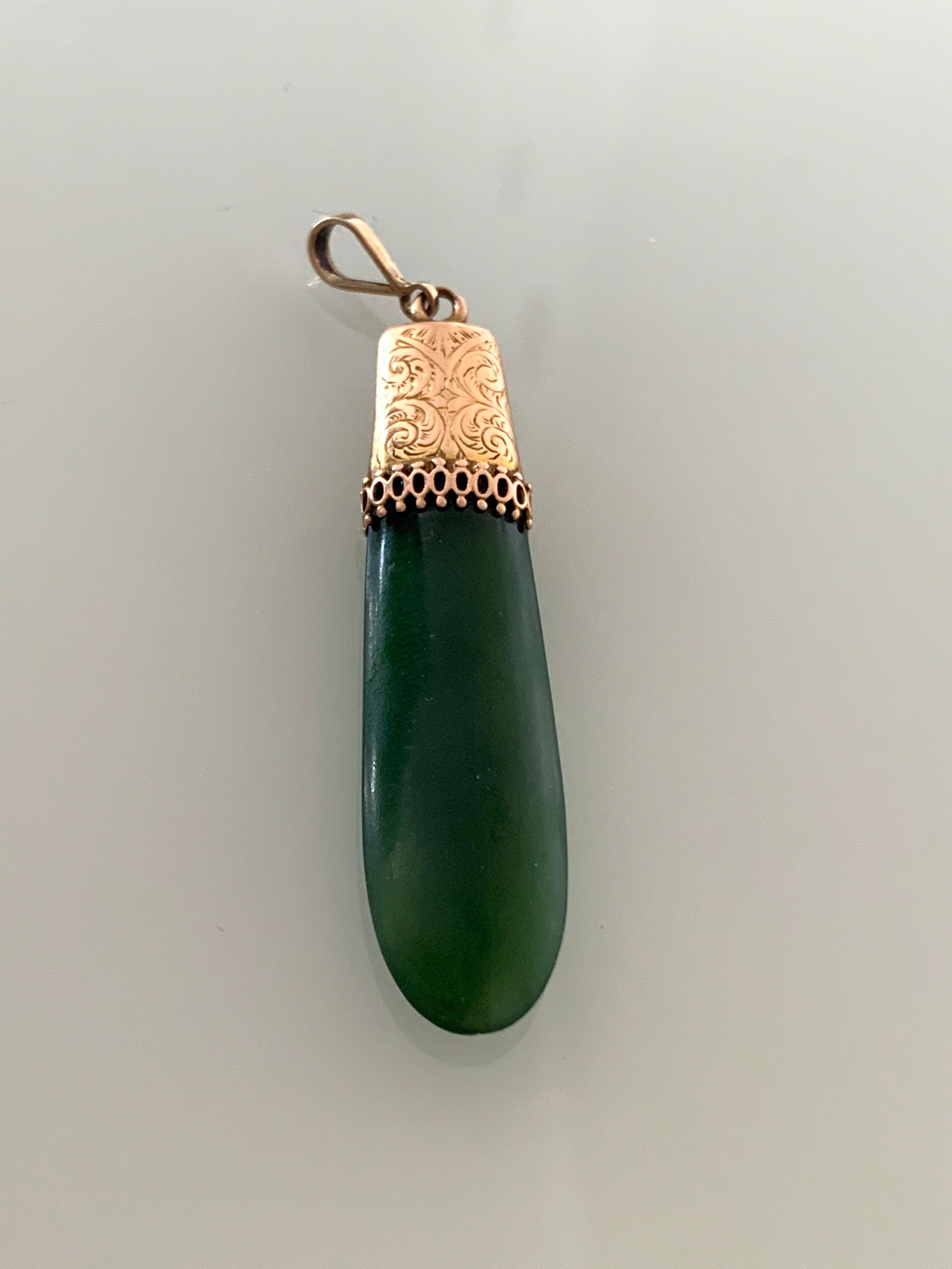Antique 9 Carat Gold Mounted Jade Pendant In Good Condition For Sale In London, GB