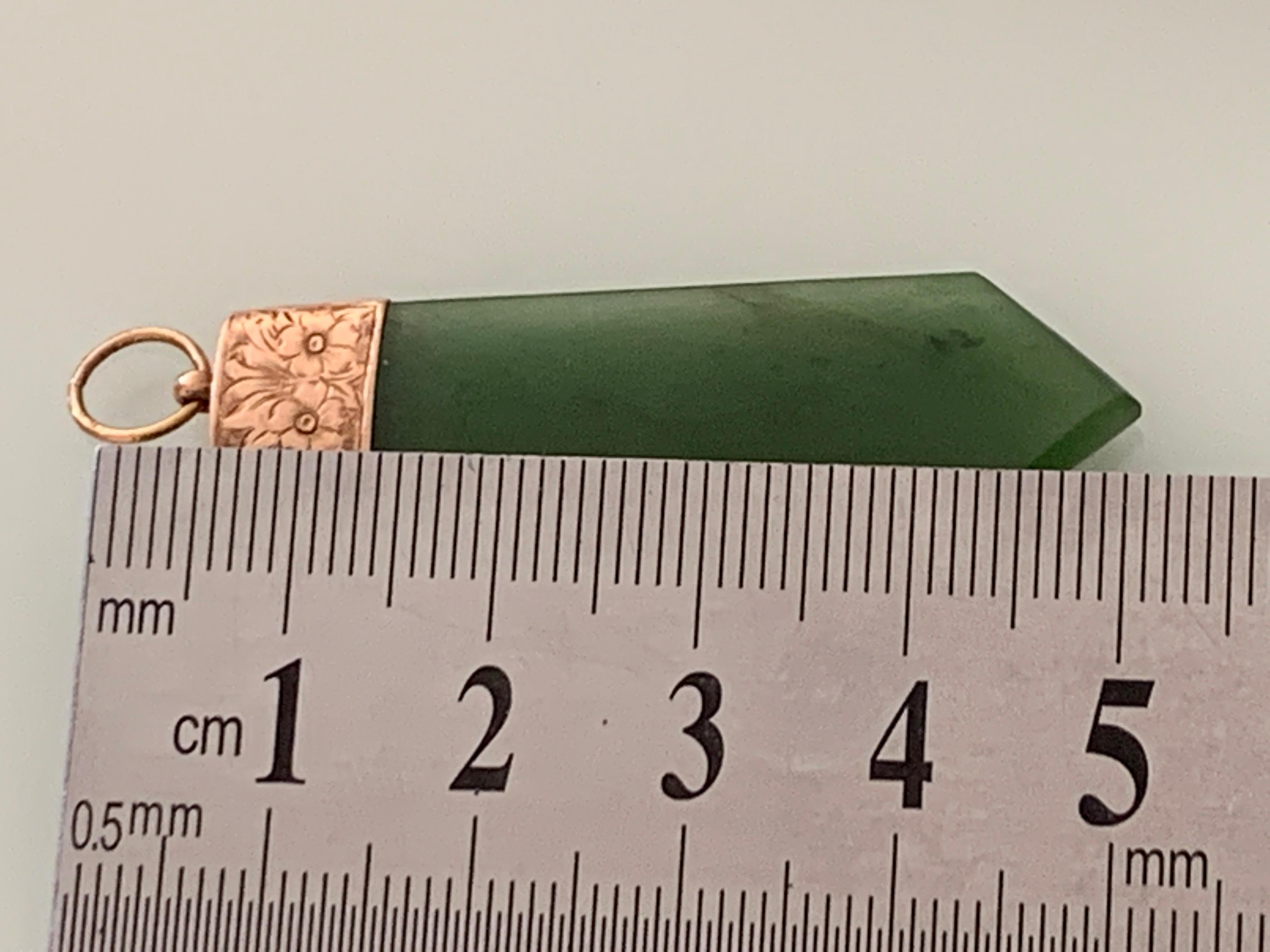 Non taillé Pendentif ancien en jade monté sur or 9ct en vente