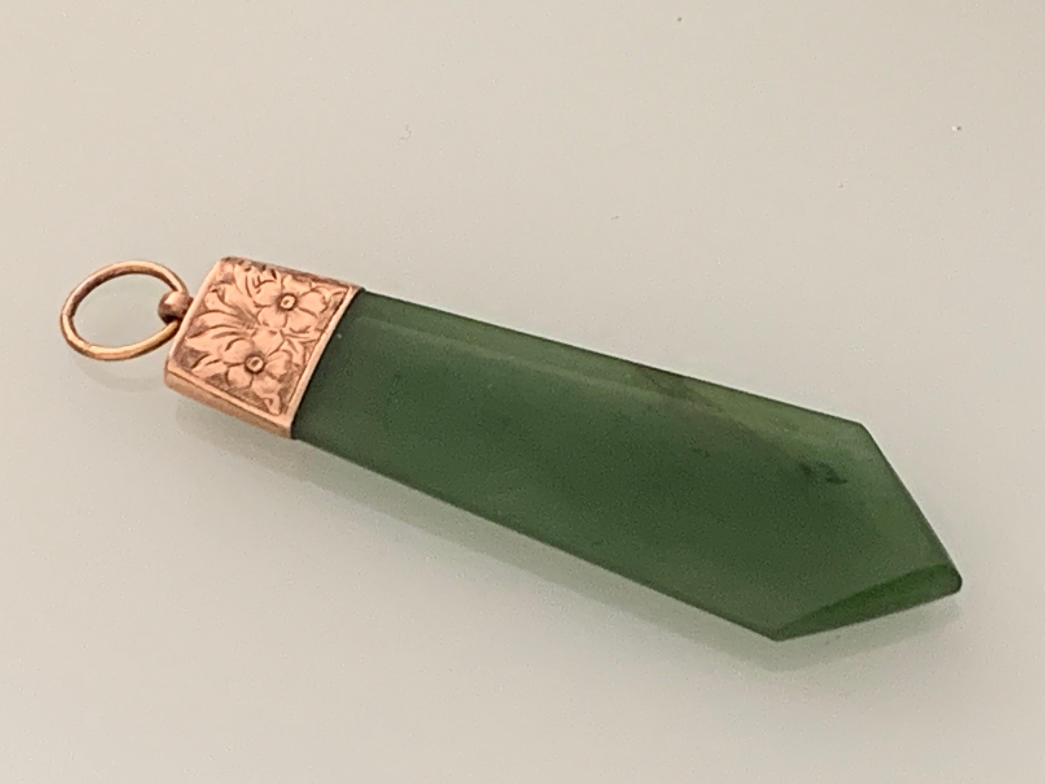 Pendentif ancien en jade monté sur or 9ct Bon état - En vente à London, GB