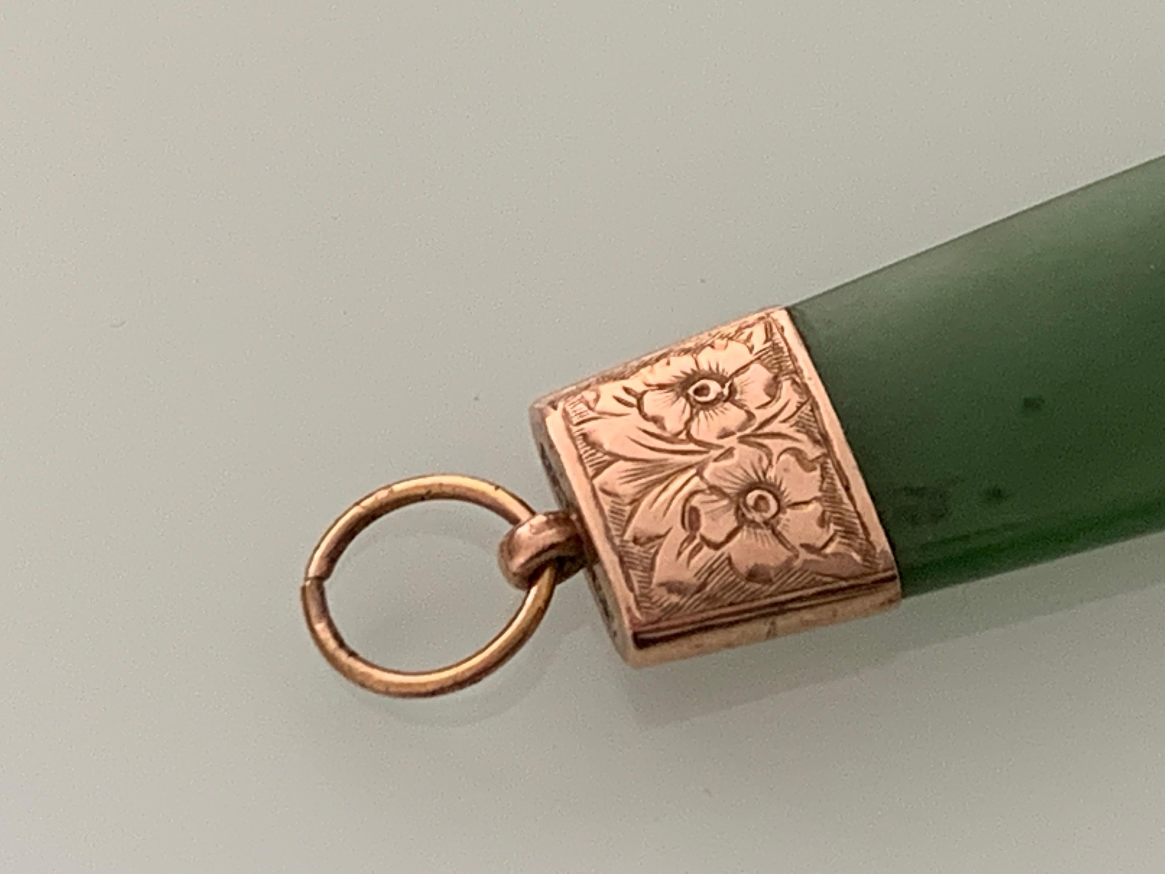 Pendentif ancien en jade monté sur or 9ct en vente 1