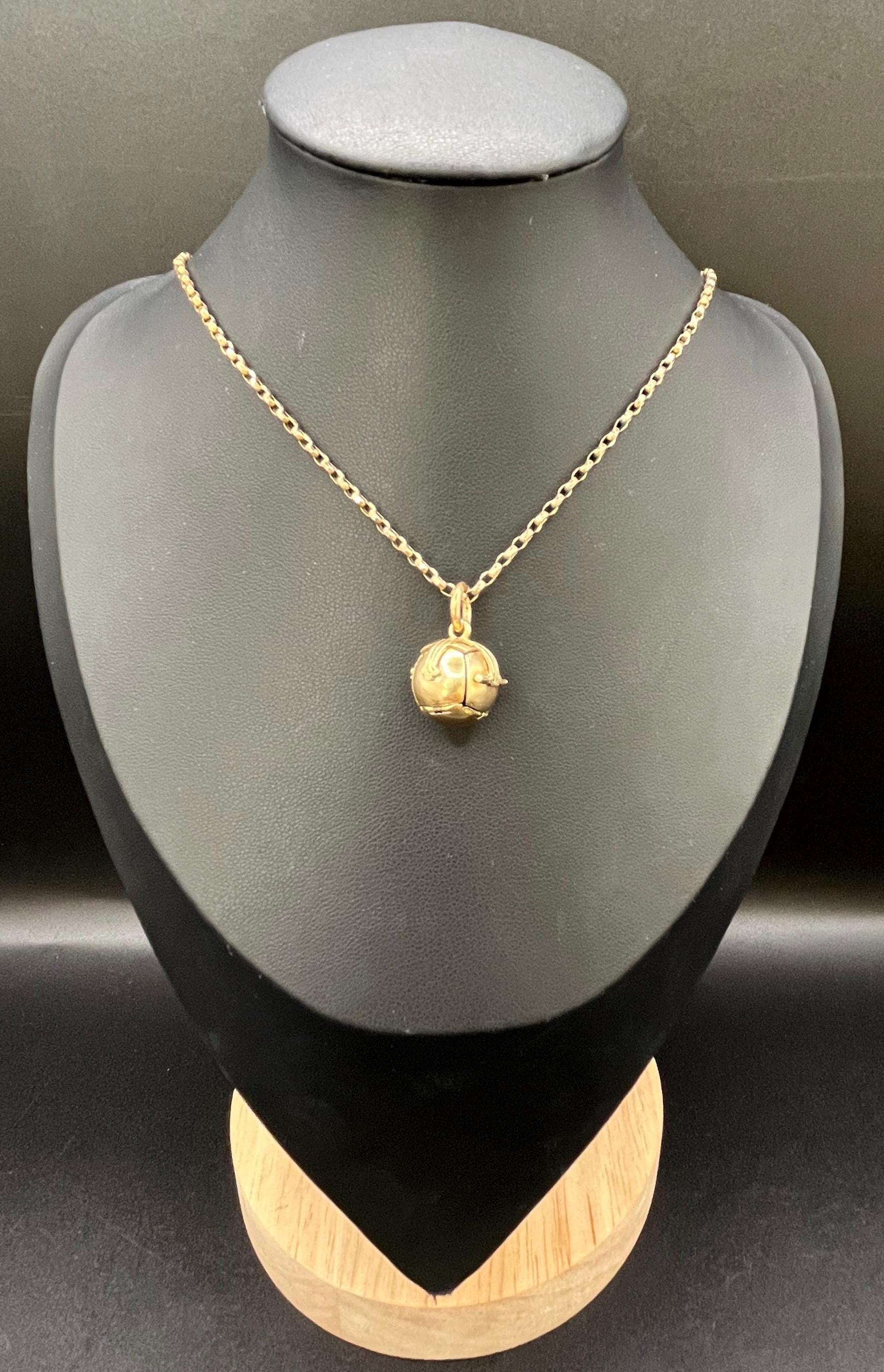 Porte-boules maçonnique or antique

Estampillé 9ct sur argent 

Circa 1920s

*Le collier est vendu séparément. 

Une pièce imprégnée de mystère et de tradition. Cette boule maçonnique antique se déploie en une délicate croix, chaque bras étant gravé