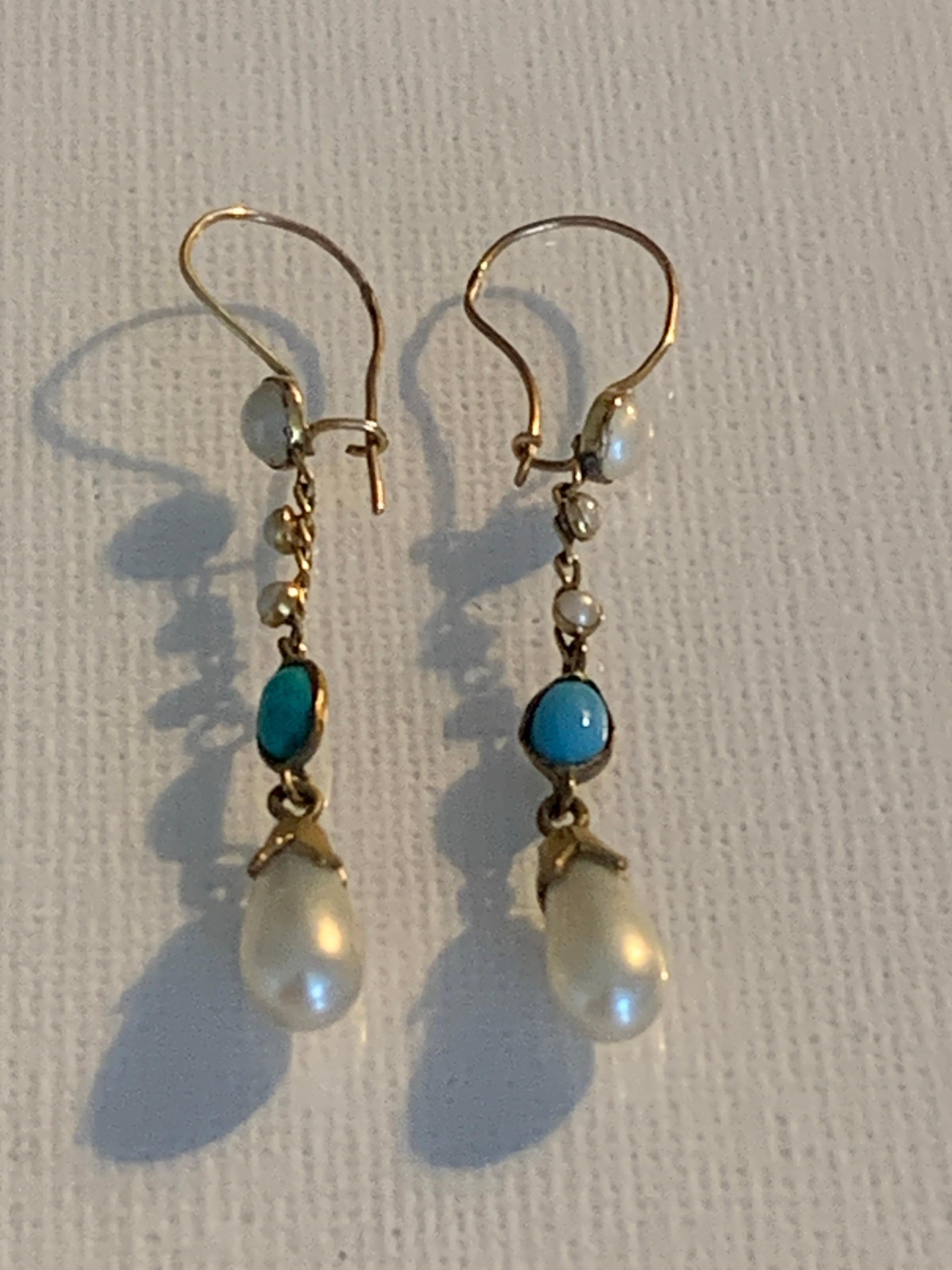 Orecchini antichi in oro 9ct
Gocce di perle finte, imitazioni di turchesi e cabochon di perle finte
incastonato in oro 9ct
Timbro 