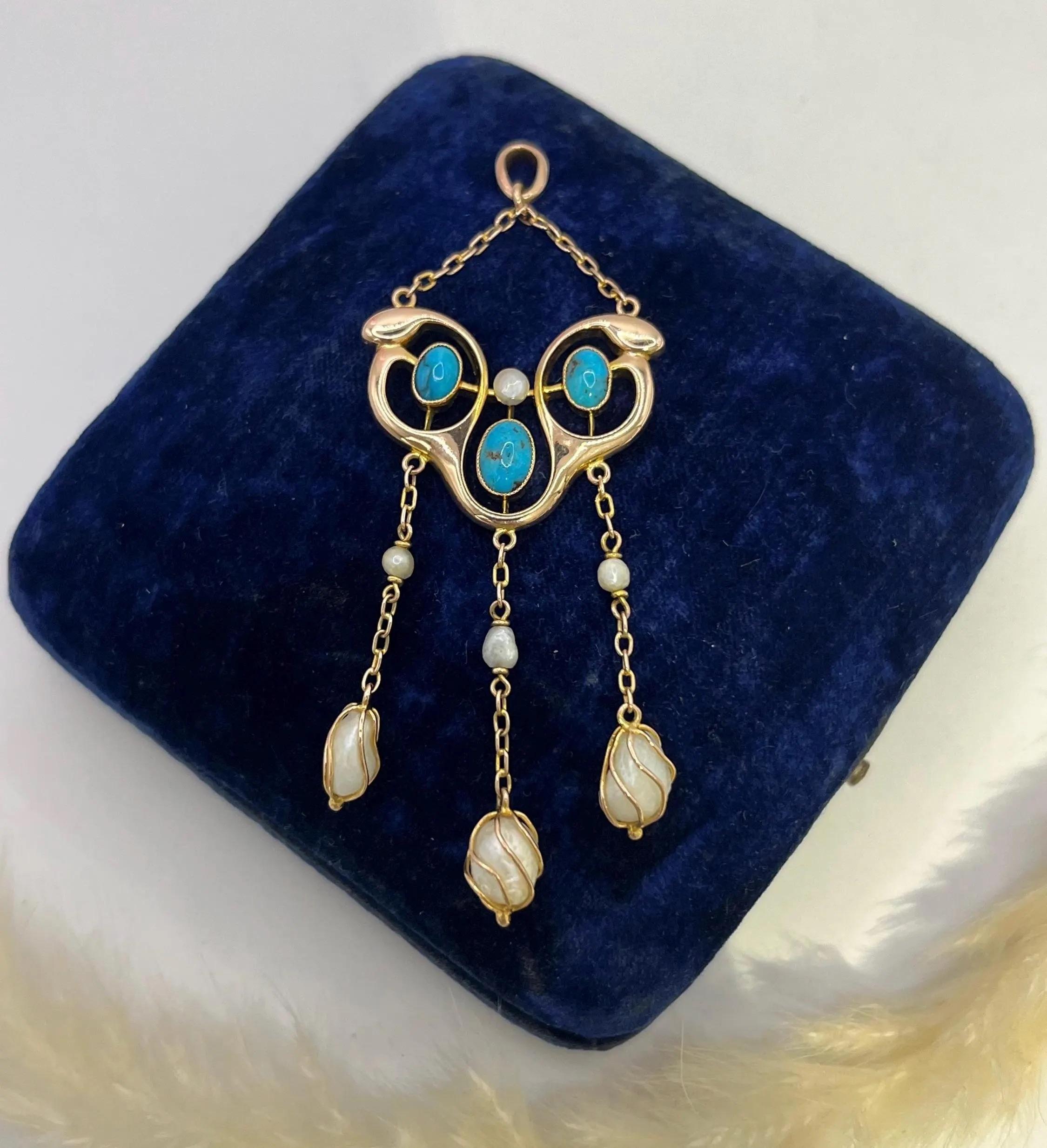 Ciondolo in oro antico con turchese e perle

Oro 9ct 

Circa 1920

Marchio del produttore BHJ

*Catena venduta separatamente 

Un elegante ciondolo dell'inizio del XX secolo realizzato in oro 9ct, con il marchio del produttore B. H. B. per Barnet