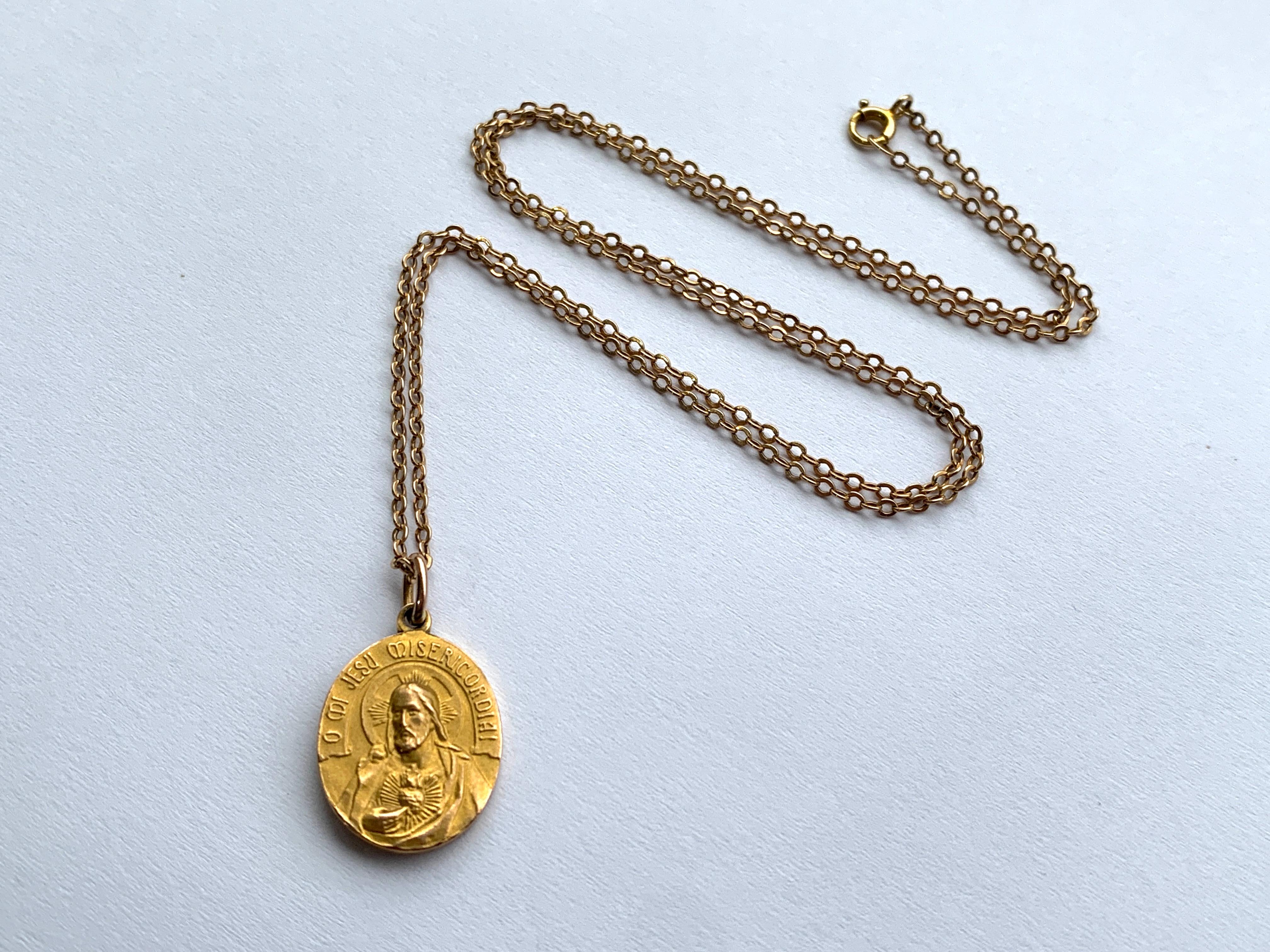 Collier religieux ancien en or 9ct en vente 6