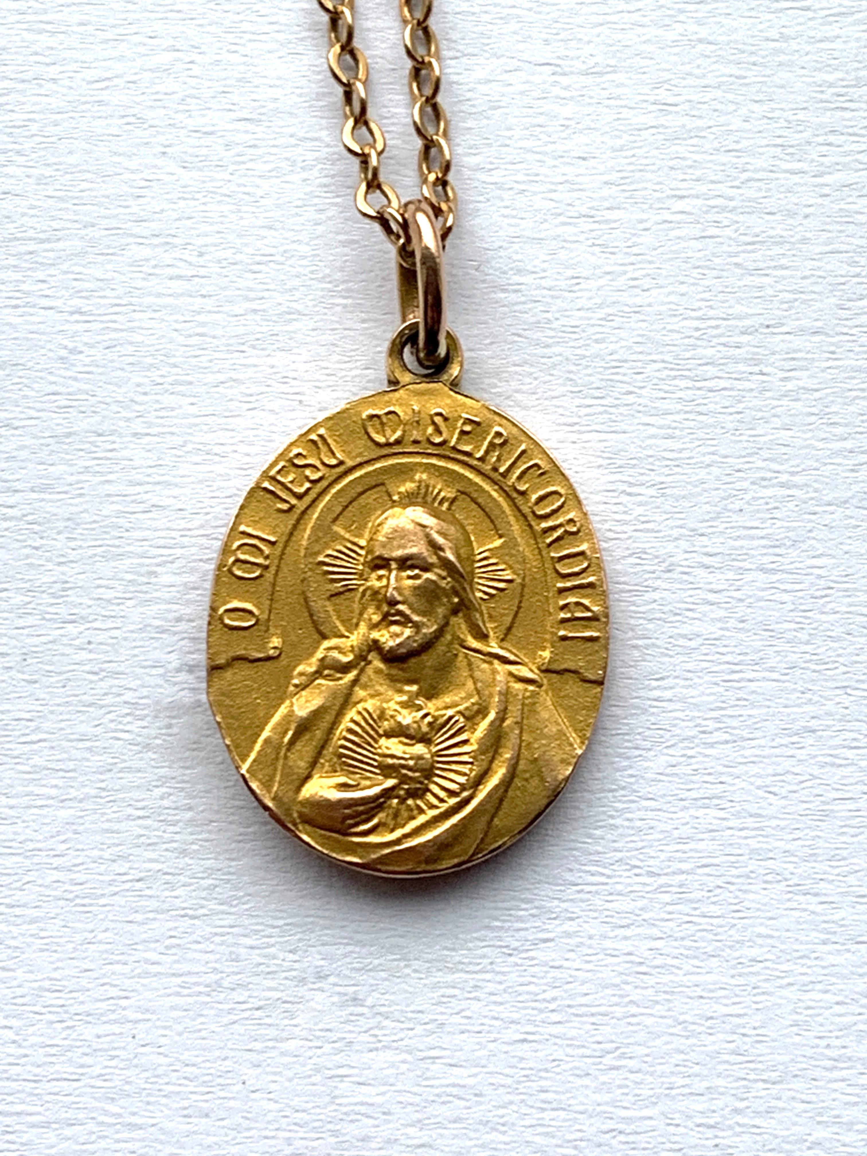 Collier religieux ancien en or 9ct en vente 1