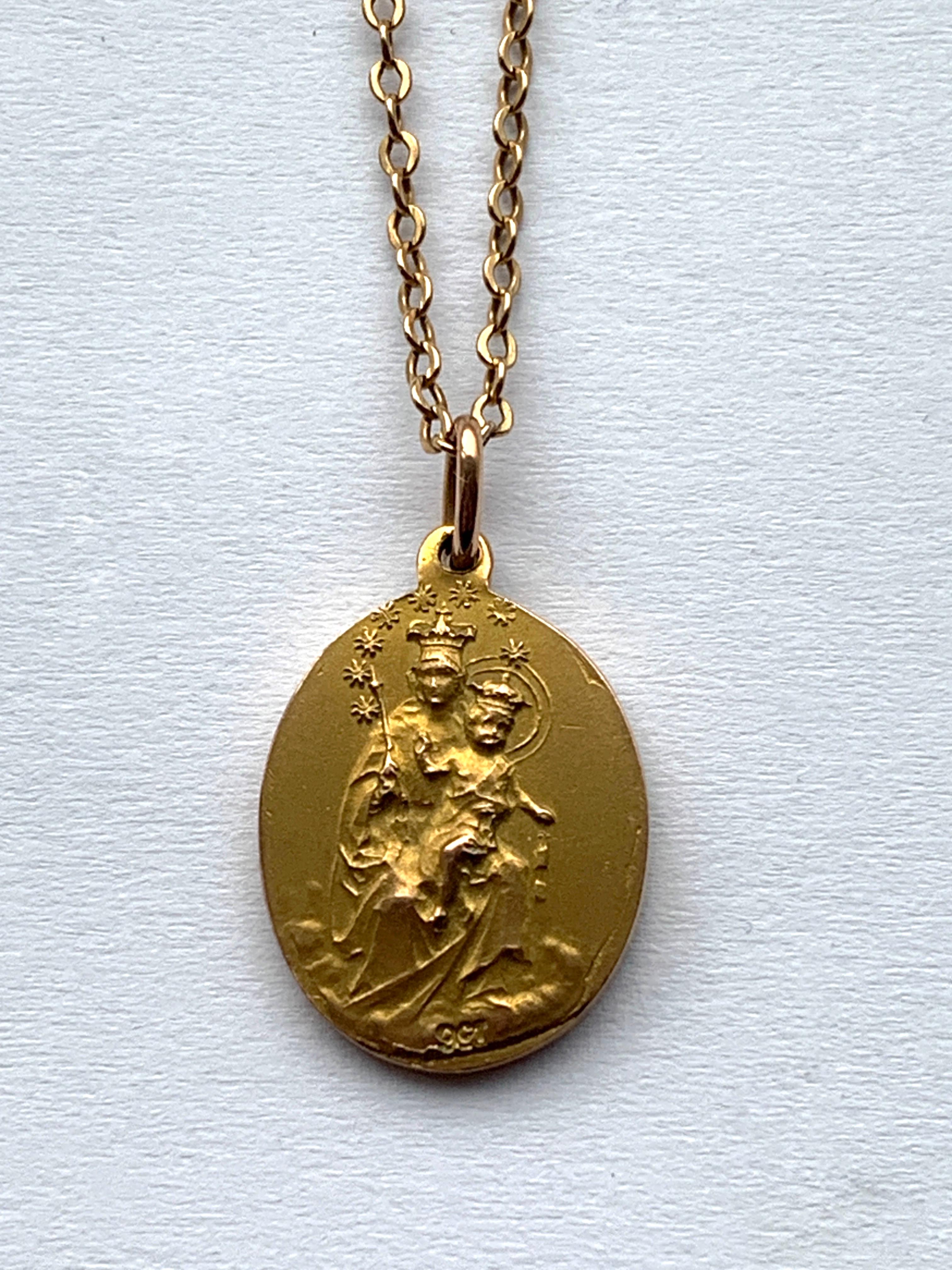 Collier religieux ancien en or 9ct en vente 2