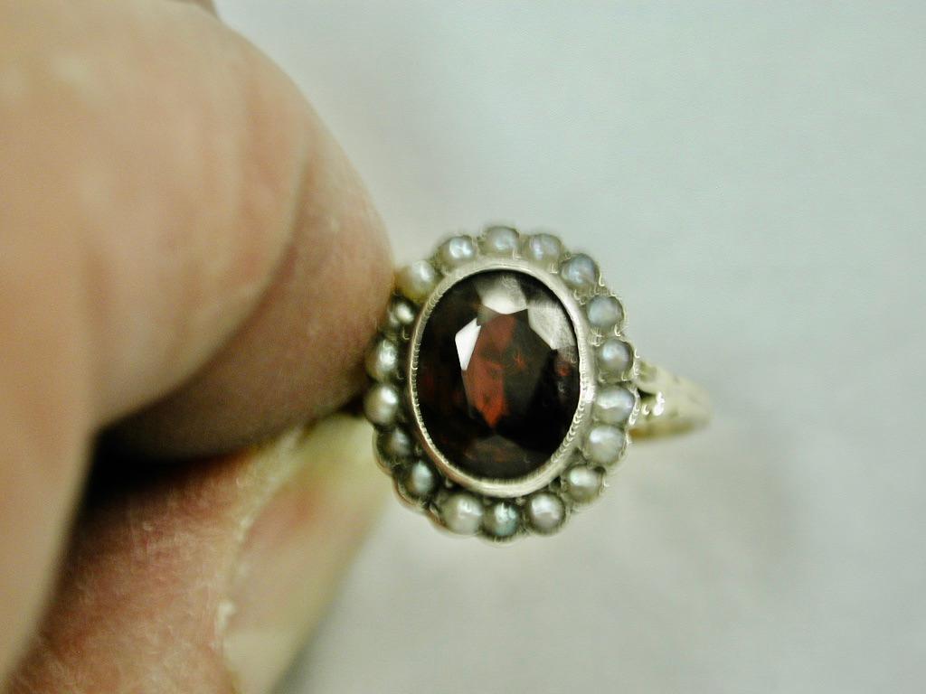 Édouardien Antique 9ct Gold Ring Set With Pyrope Garnet surrounded with Seed Pearls C 1900 en vente