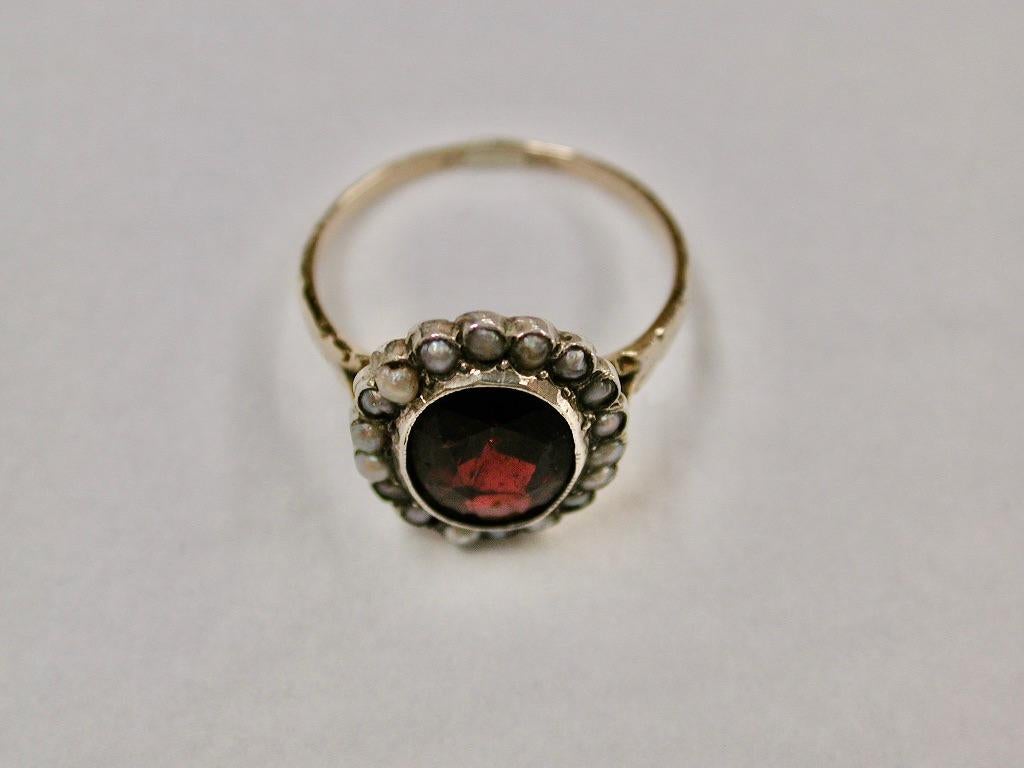 Antique 9ct Gold Ring Set With Pyrope Garnet surrounded with Seed Pearls C 1900 In Good Condition For Sale In London, GB