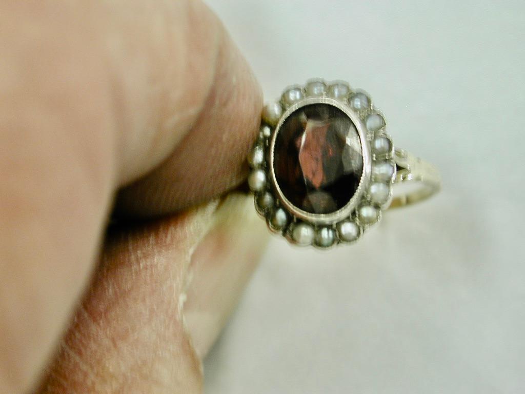 Antique 9ct Gold Ring Set With Pyrope Garnet surrounded with Seed Pearls C 1900 Unisexe en vente