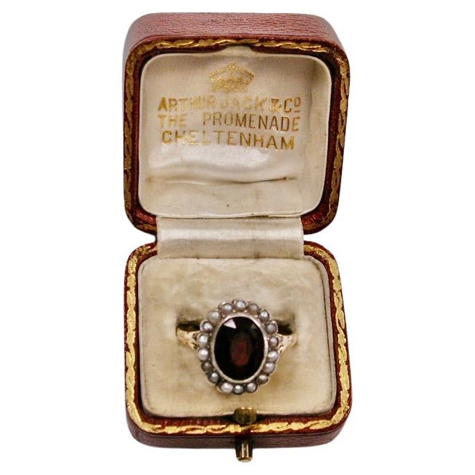 Antiker Ring aus 9-karätigem Gold mit Pyrop-Granat, umgeben von Saatperlen, um 1900 im Angebot