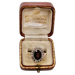 Antiguo anillo de oro de 9 ct engastado con granate piropo rodeado de perlas en semilla C 1900