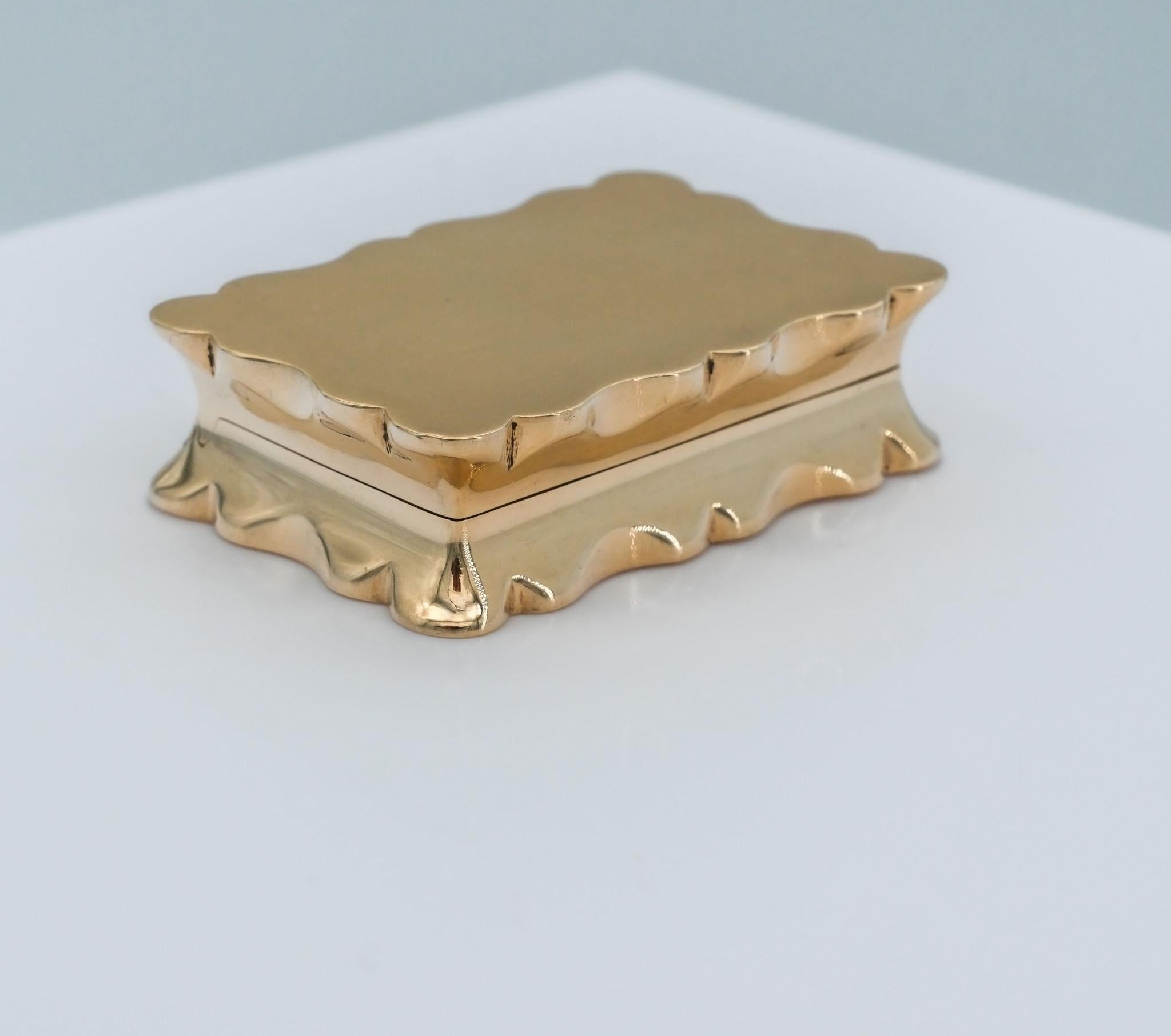 Boîte à pilules ancienne de forme festonnée en or 9 carats par Deakin & Francis 1849 en vente 4