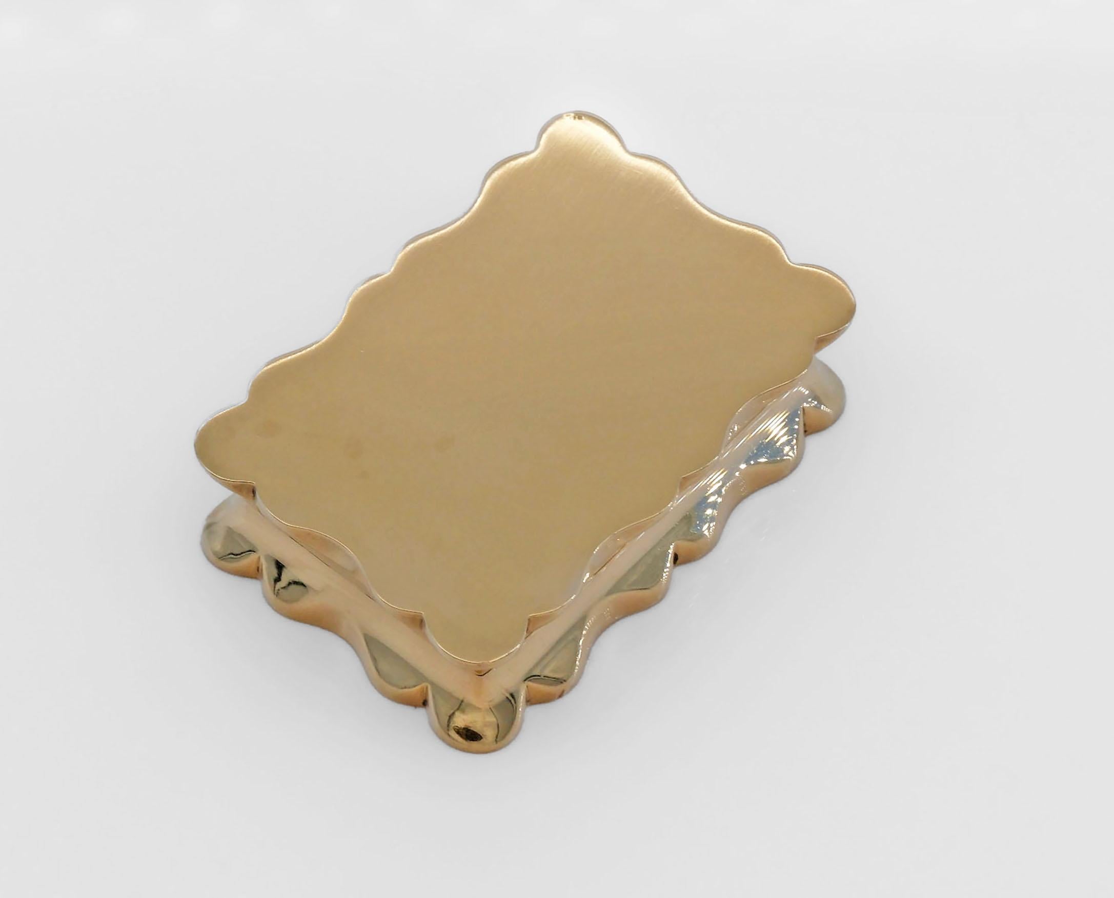 Boîte à pilules ancienne de forme festonnée en or 9 carats par Deakin & Francis 1849 en vente 6
