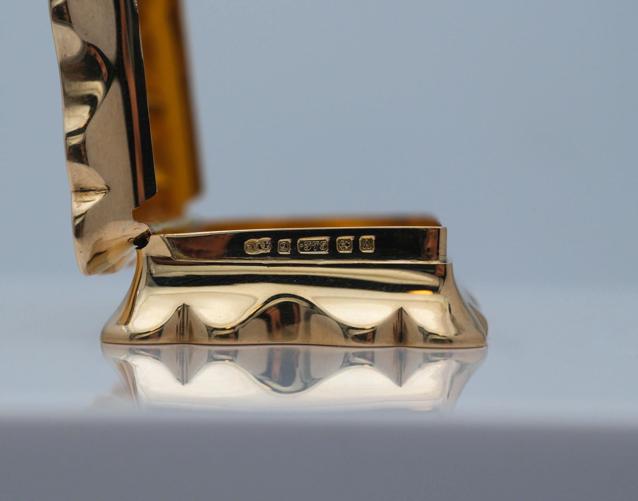 Boîte à pilules/snuff victorienne à charnière en or 9ct de forme festonnée. Poinçonné pour Deakin & Francis de Birmingham. 1849.

Cette superbe boîte est en très bon état compte tenu de ses 175 ans. Il y a quelques légères traces d'usure dues à
