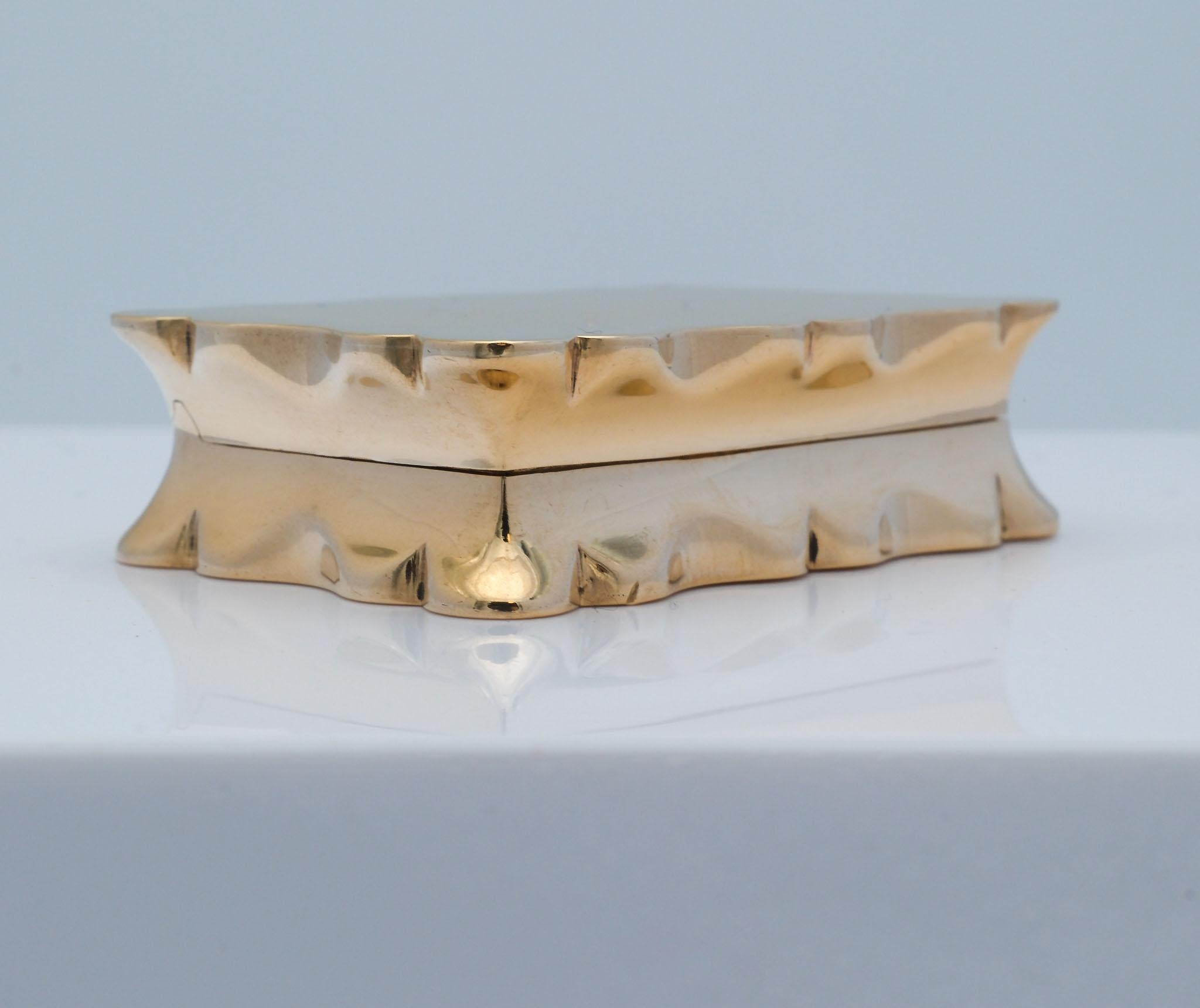 Victorien Boîte à pilules ancienne de forme festonnée en or 9 carats par Deakin & Francis 1849 en vente