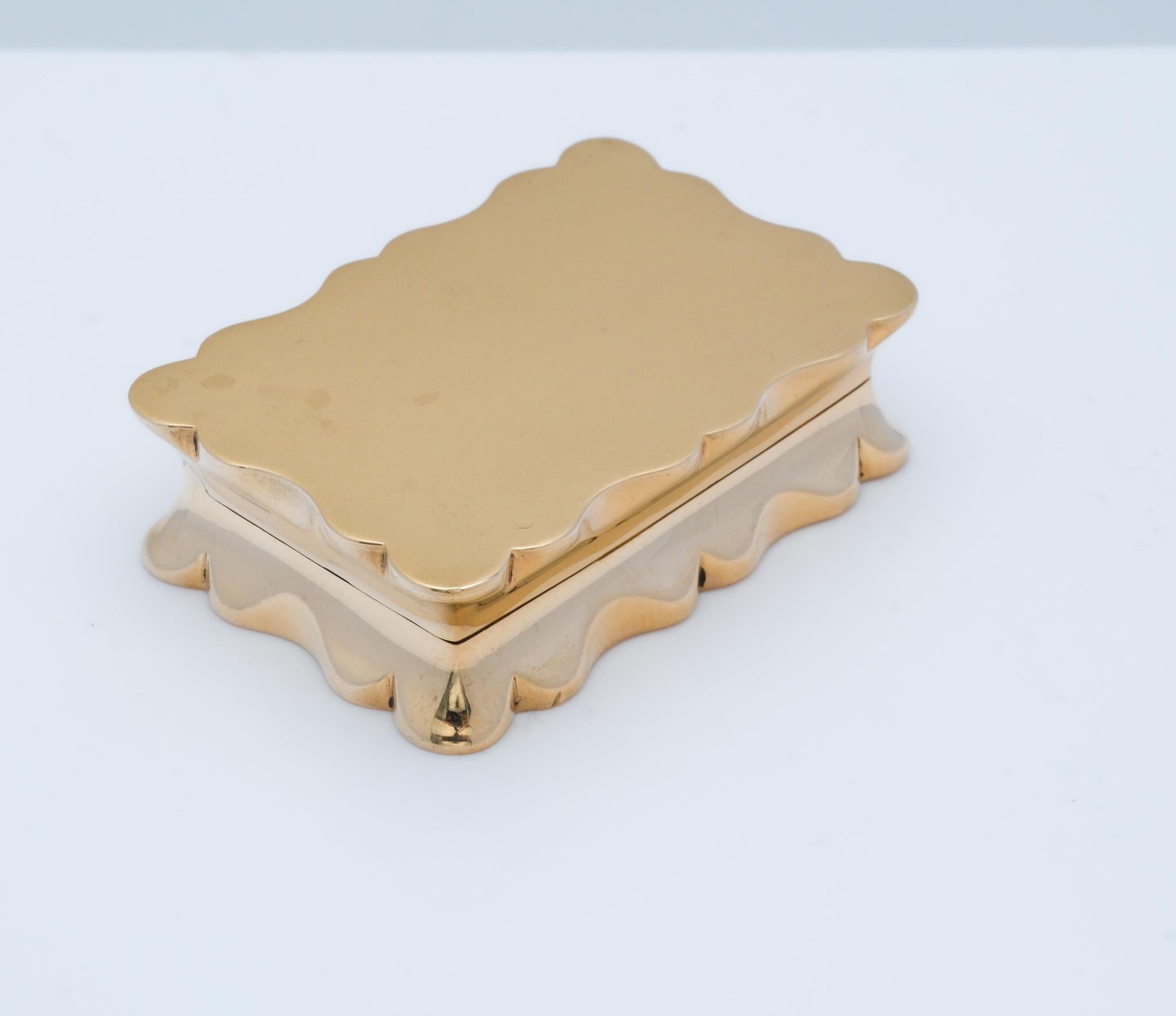 Anglais Boîte à pilules ancienne de forme festonnée en or 9 carats par Deakin & Francis 1849 en vente