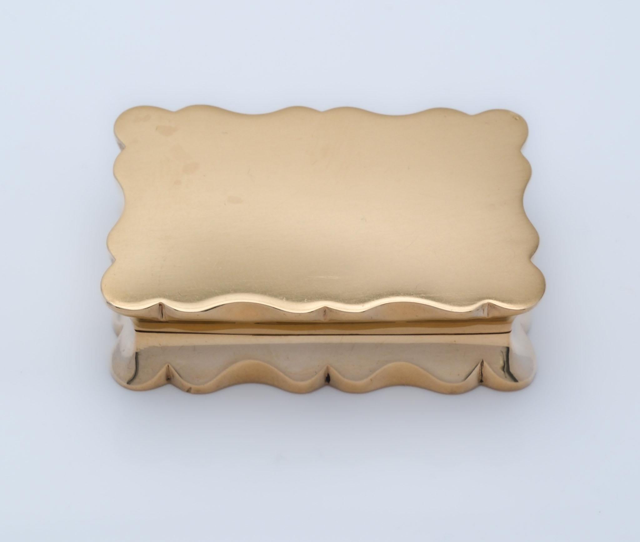 Boîte à pilules ancienne de forme festonnée en or 9 carats par Deakin & Francis 1849 Bon état - En vente à Norwich, GB