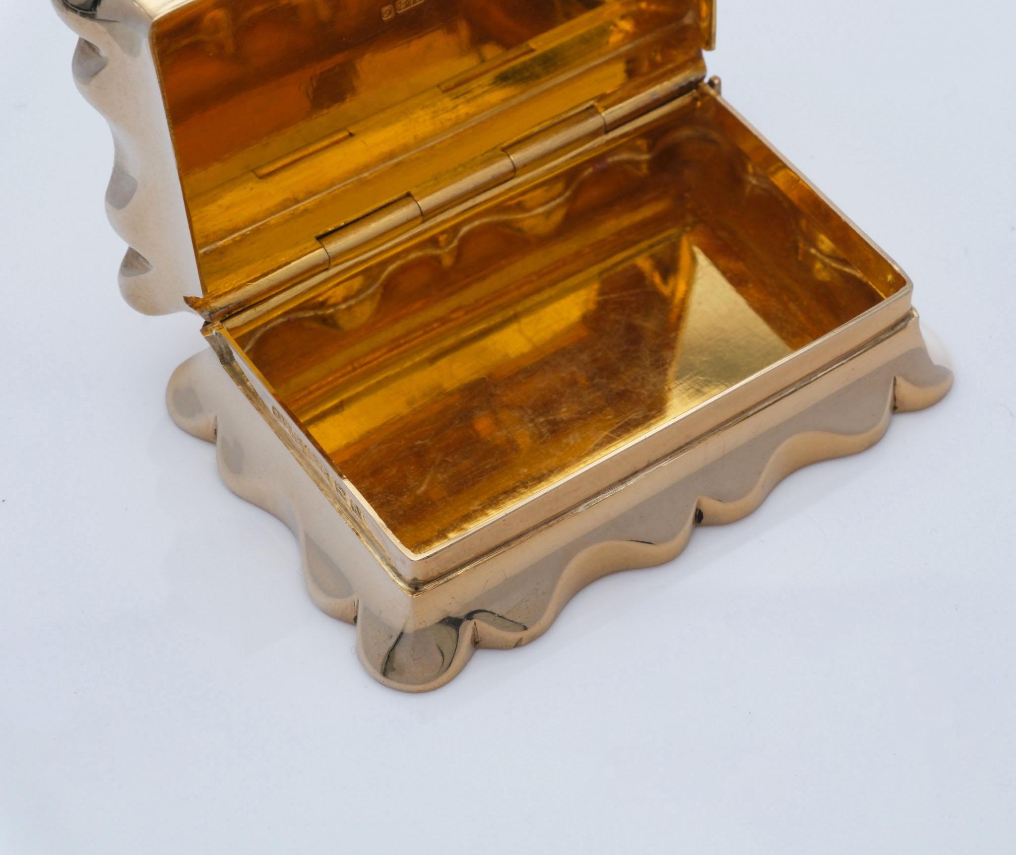 XIXe siècle Boîte à pilules ancienne de forme festonnée en or 9 carats par Deakin & Francis 1849 en vente