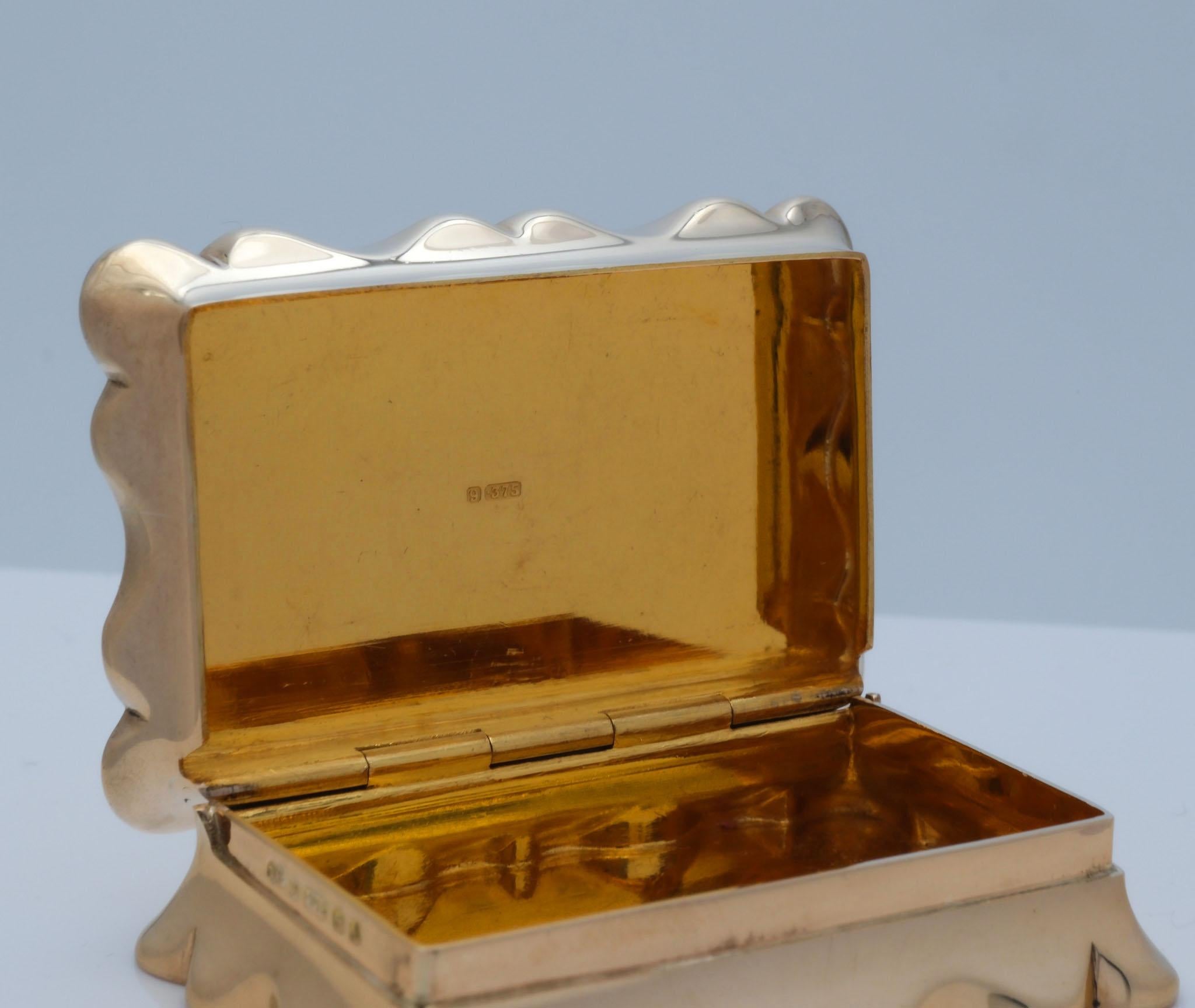 Or Boîte à pilules ancienne de forme festonnée en or 9 carats par Deakin & Francis 1849 en vente