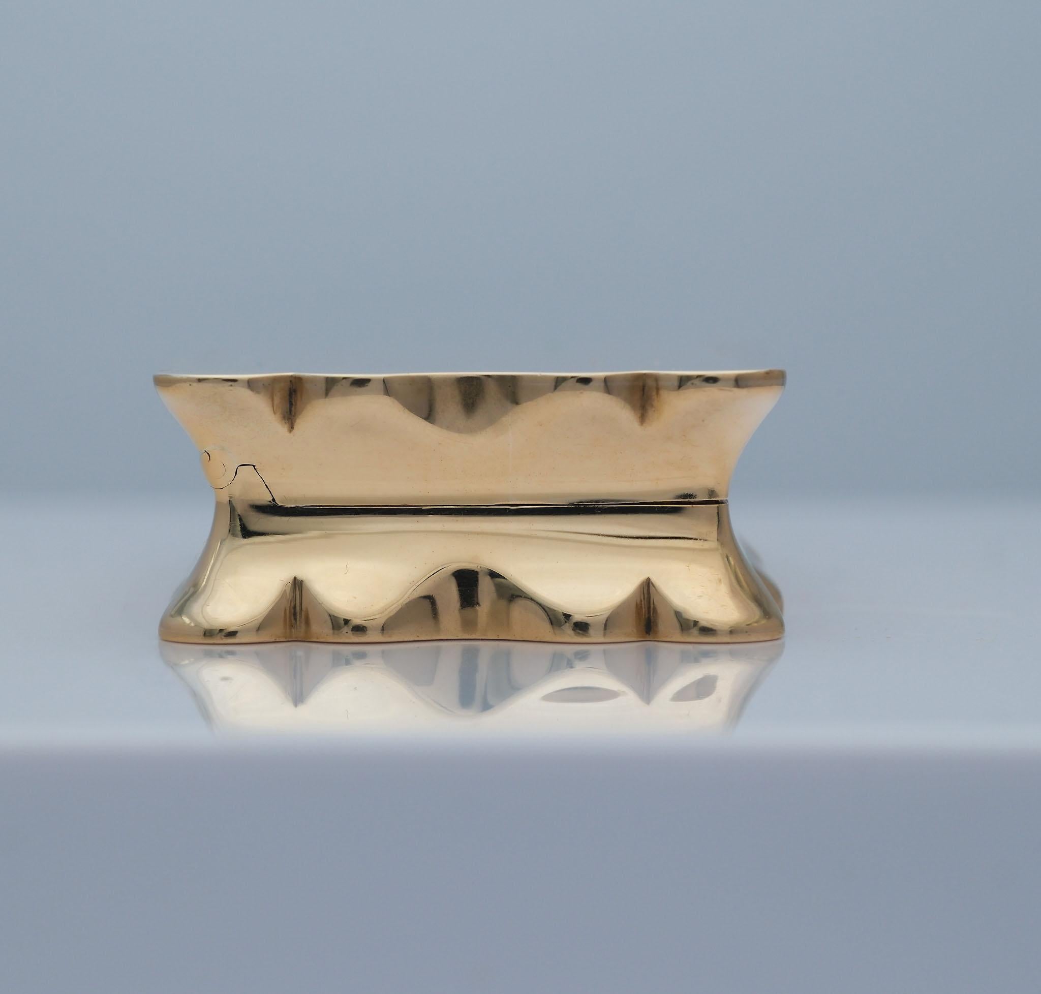 Boîte à pilules ancienne de forme festonnée en or 9 carats par Deakin & Francis 1849 en vente 1