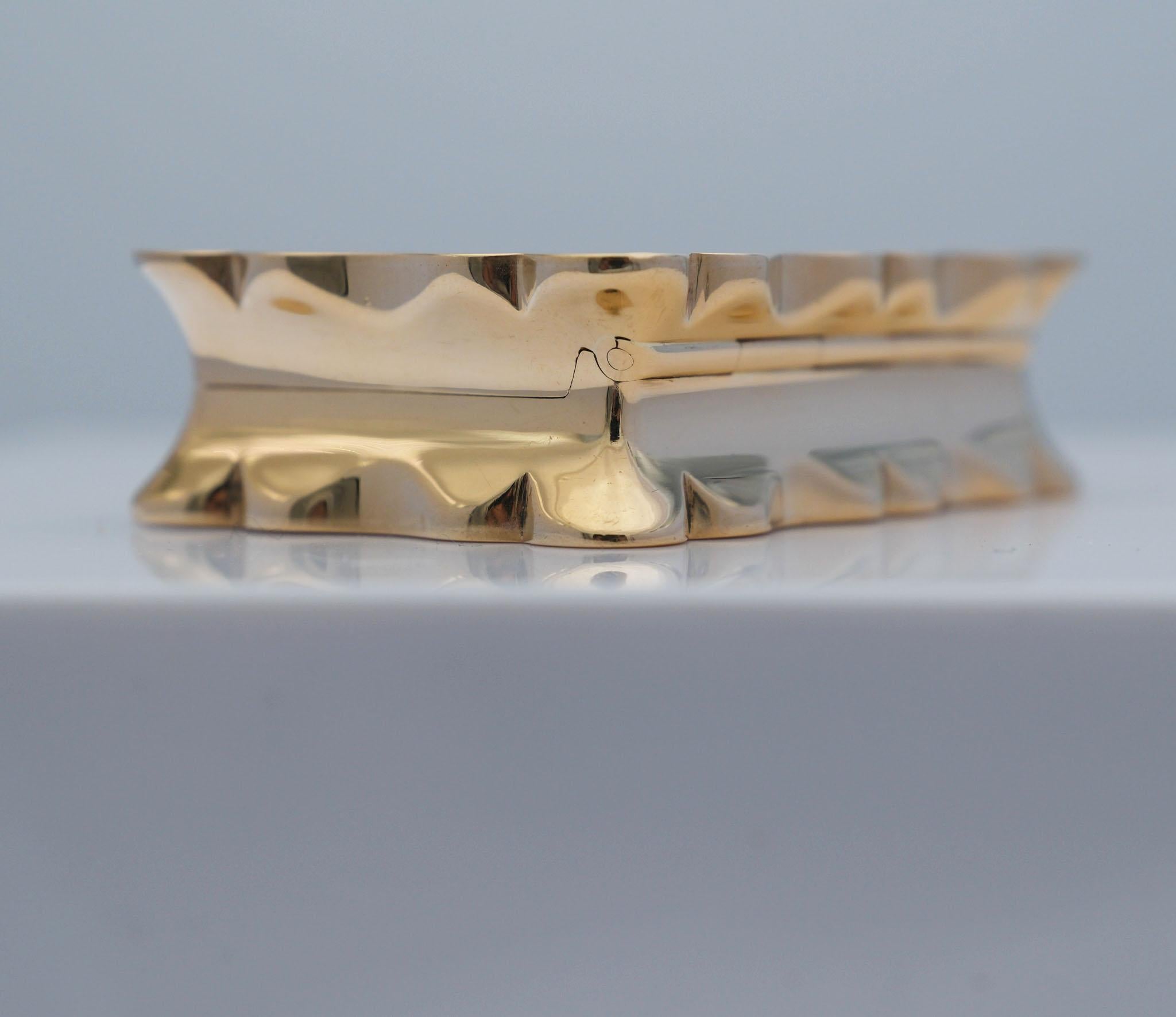 Boîte à pilules ancienne de forme festonnée en or 9 carats par Deakin & Francis 1849 en vente 2
