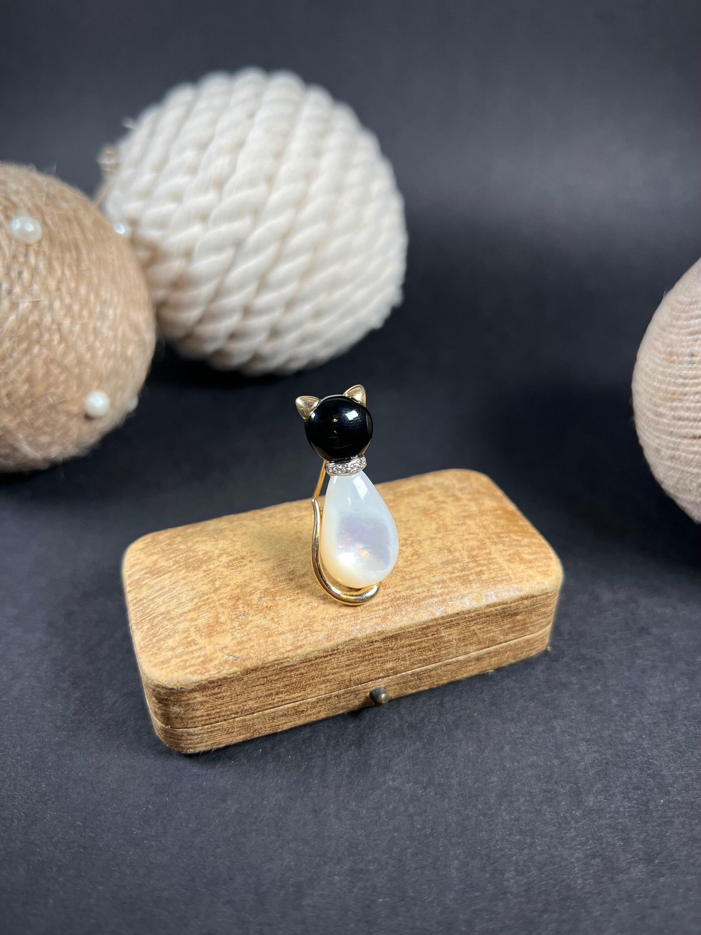 Women's or Men's Antique 9ct Gold Stamped 1960’s Mother of Pearl, Onyx & Diamond Cat Brooch For Sale
