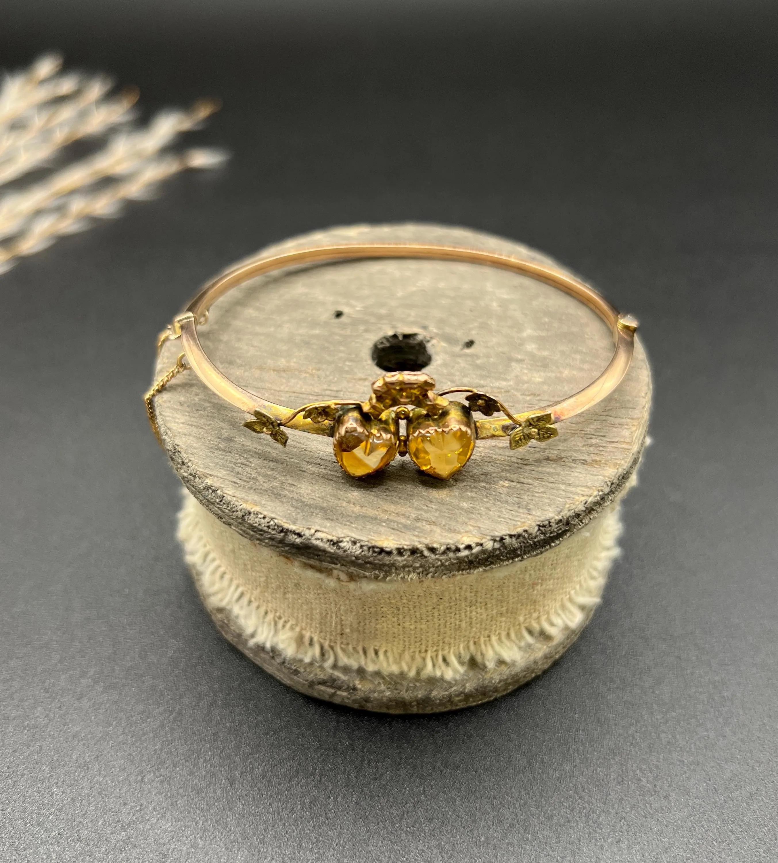 Taille cœur Bracelet ancien en or 9ct estampillé, Edwardian Citrine Heart, Knife Edge Bangle en vente