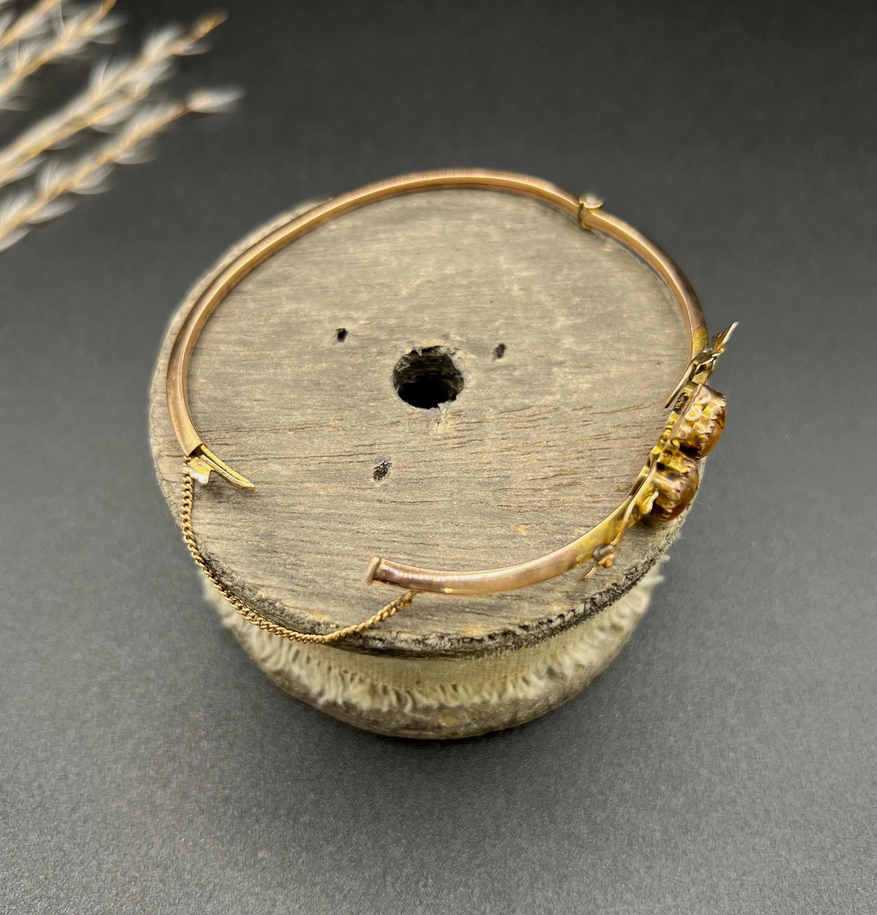 Bracelet ancien en or 9ct estampillé, Edwardian Citrine Heart, Knife Edge Bangle Bon état - En vente à Brighton, GB