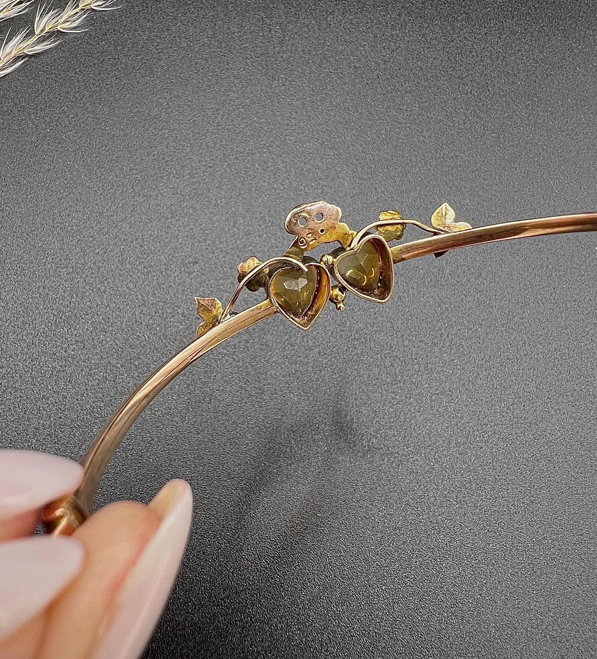 Bracelet ancien en or 9ct estampillé, Edwardian Citrine Heart, Knife Edge Bangle en vente 1