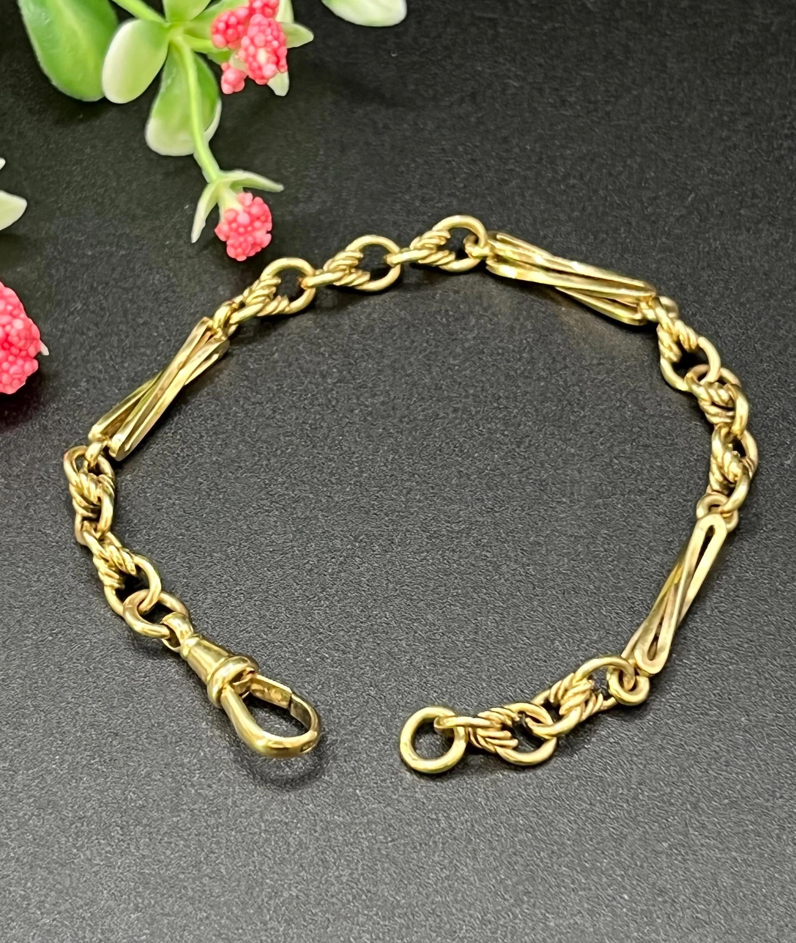 Pulsera antigua de oro con eslabones de fantasía 

Oro de 9 ct

Alrededor de 1900

Precioso brazalete eduardiano de cálido oro amarillo de 9 ct, con alternancia de eslabones de cuerda retorcida y eslabones de barra alargados. Circa 1900, acabado con