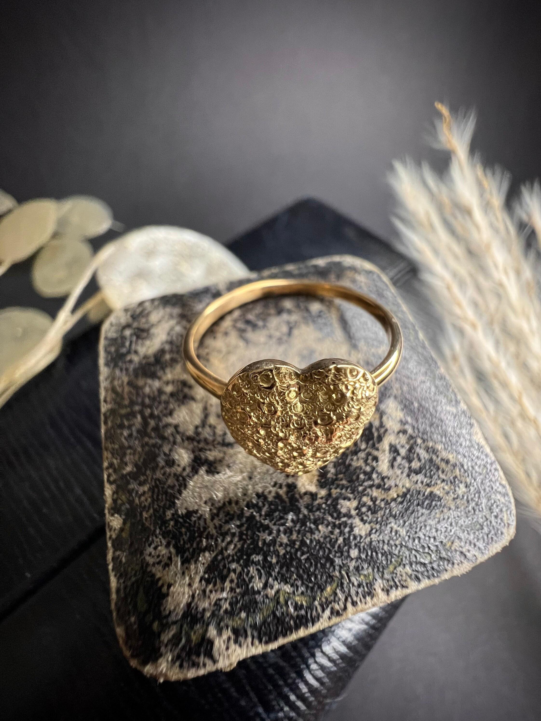 Antico anello etrusco vittoriano a cuore gonfio in oro 9 ct. in vendita 1