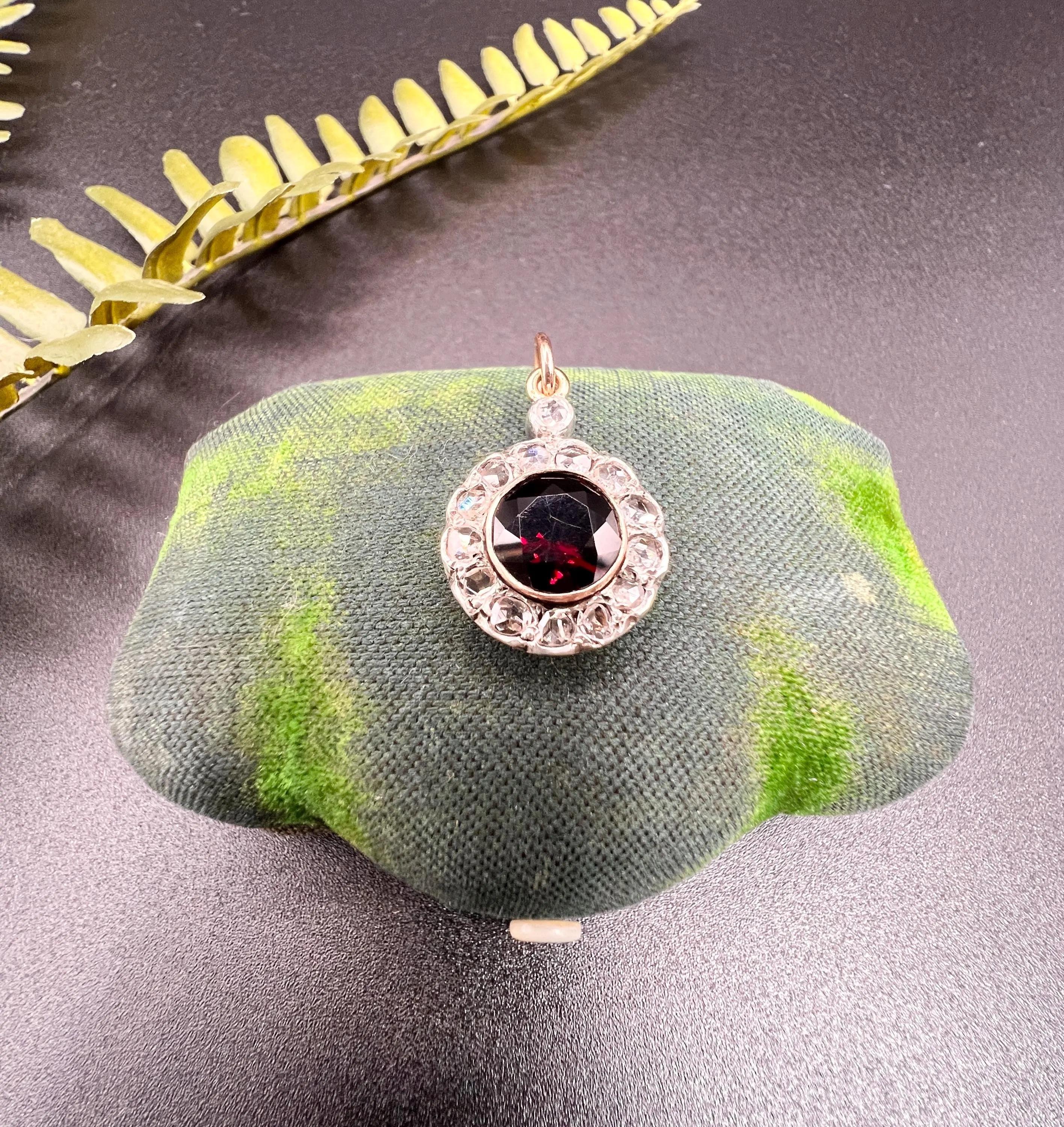 Antique 9ct Gold, Victorian Garnet & Diamond Floral Daisy Shaped Pendant For Sale 6