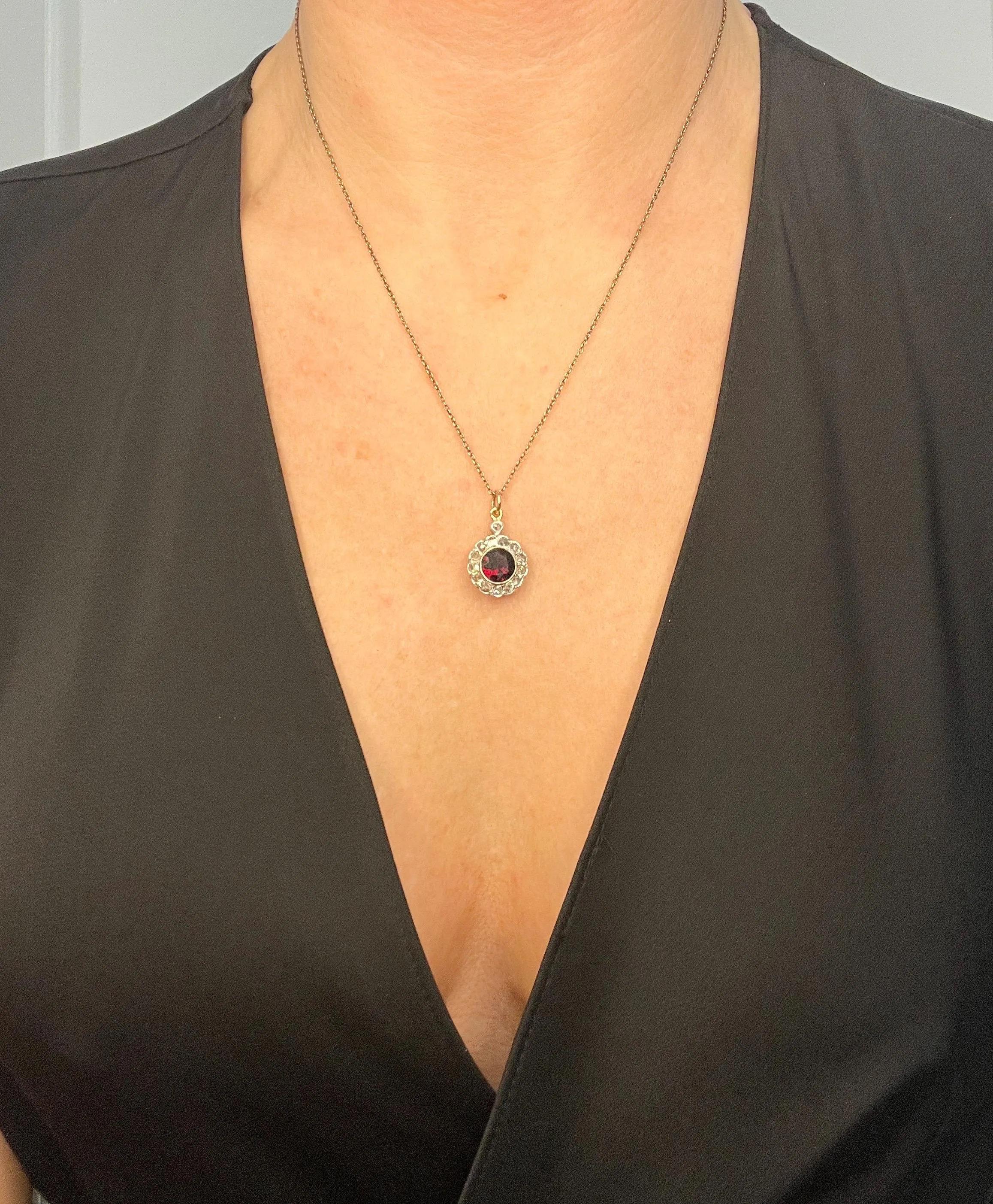Antique 9ct Gold, Victorian Garnet & Diamond Floral Daisy Shaped Pendant In Good Condition For Sale In Brighton, GB