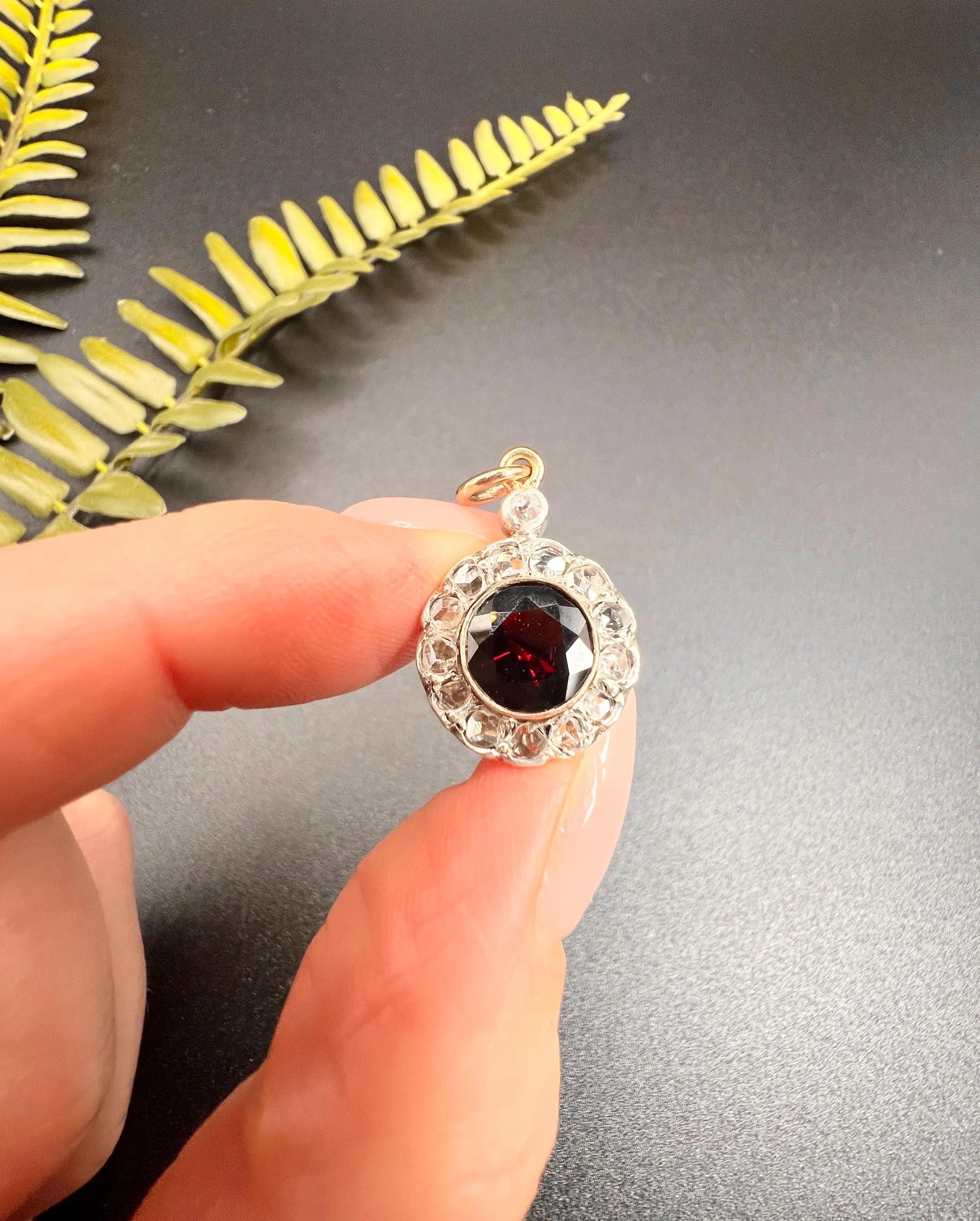 Antique 9ct Gold, Victorian Garnet & Diamond Floral Daisy Shaped Pendant For Sale 1