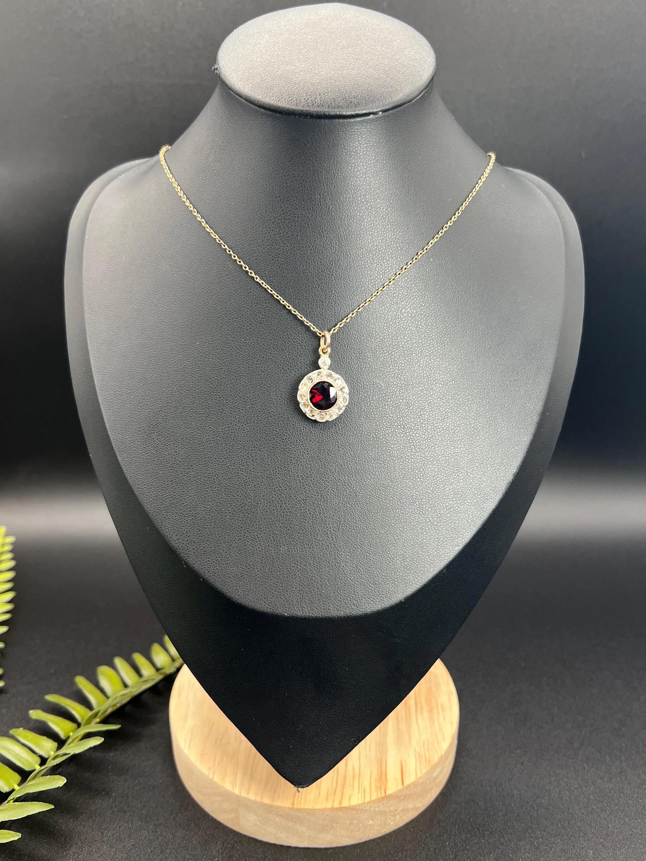 Antique 9ct Gold, Victorian Garnet & Diamond Floral Daisy Shaped Pendant For Sale 2