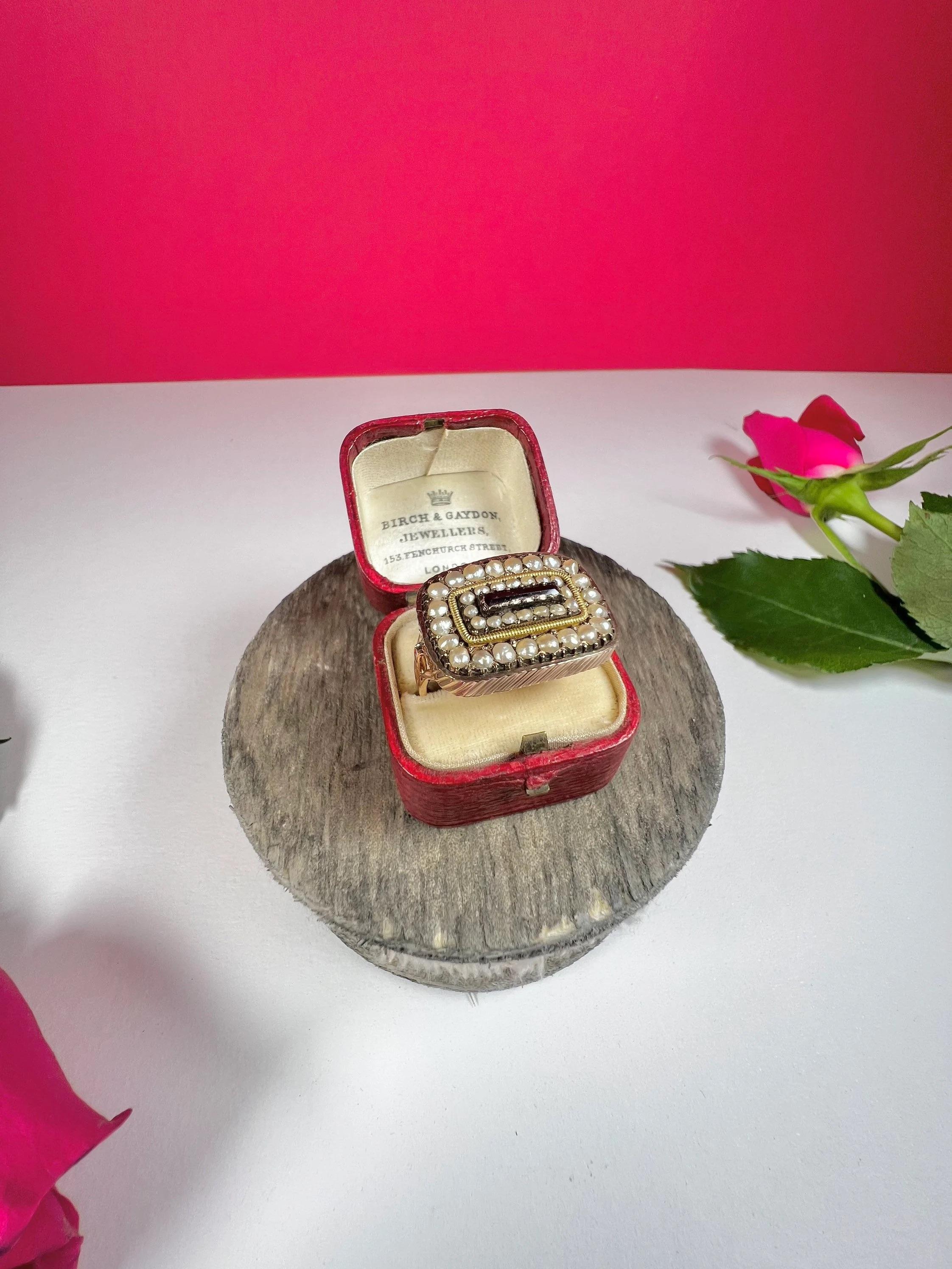 Taille mixte Bague victorienne ancienne en or 9 carats, grenat et perle en vente