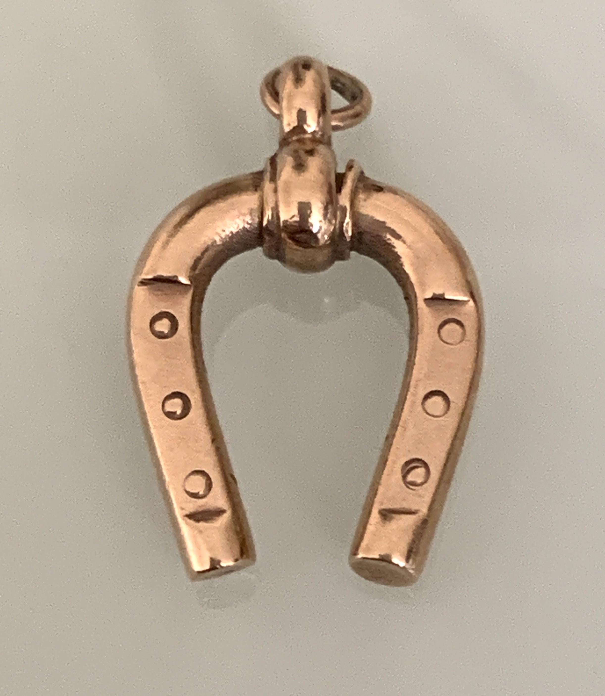 Magnifique 
L'époque victorienne 
Pendentif fer à cheval en or 9ct 
Estampillé clairement 