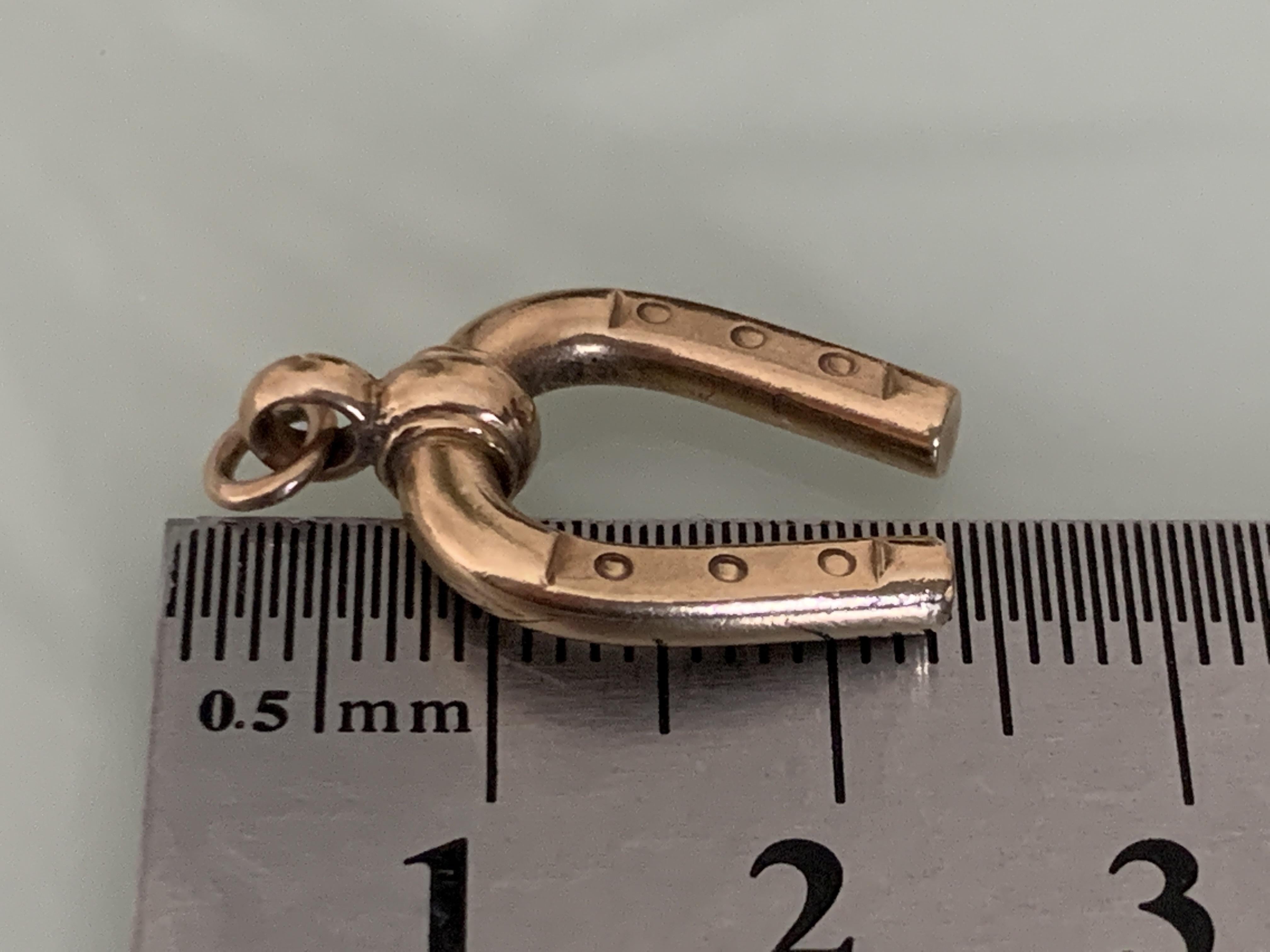 Pendentif ancien en or 9ct de style victorien en forme de fer à cheval en vente 4