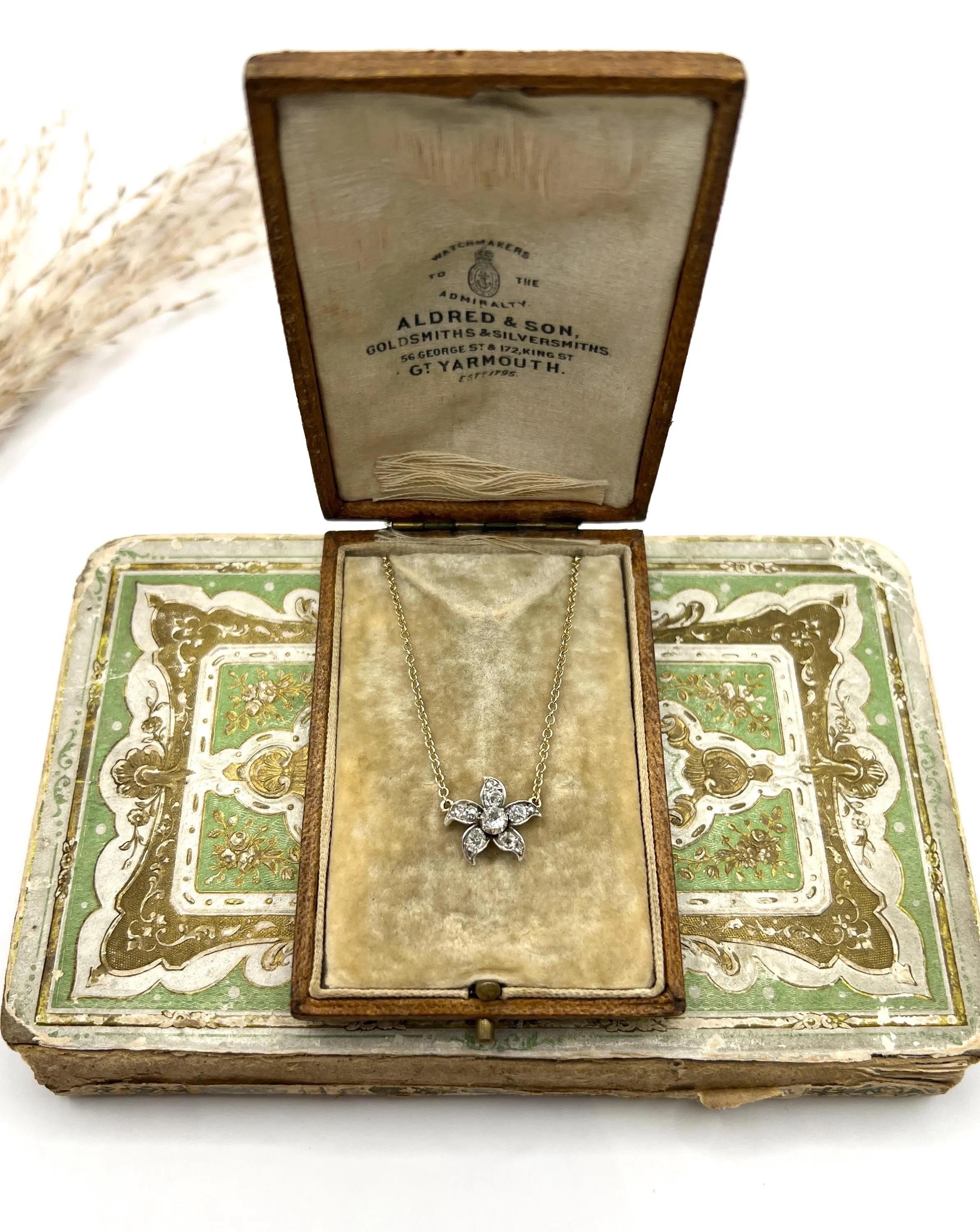 Collier pendentif fleur en or 9ct, victorien et diamant taillé à l'ancienne en vente 4