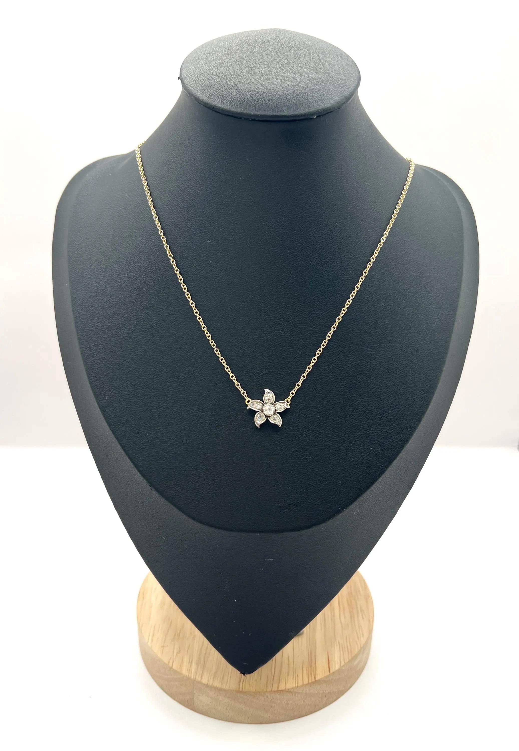 Collier de diamants anciens 

Or 9ct estampillé

Circa 1880

Cet exquis pendentif victorien en forme de fleur de diamant est un véritable chef-d'œuvre. Le pendentif présente des diamants de taille ancienne qui sont sertis dans de l'argent et