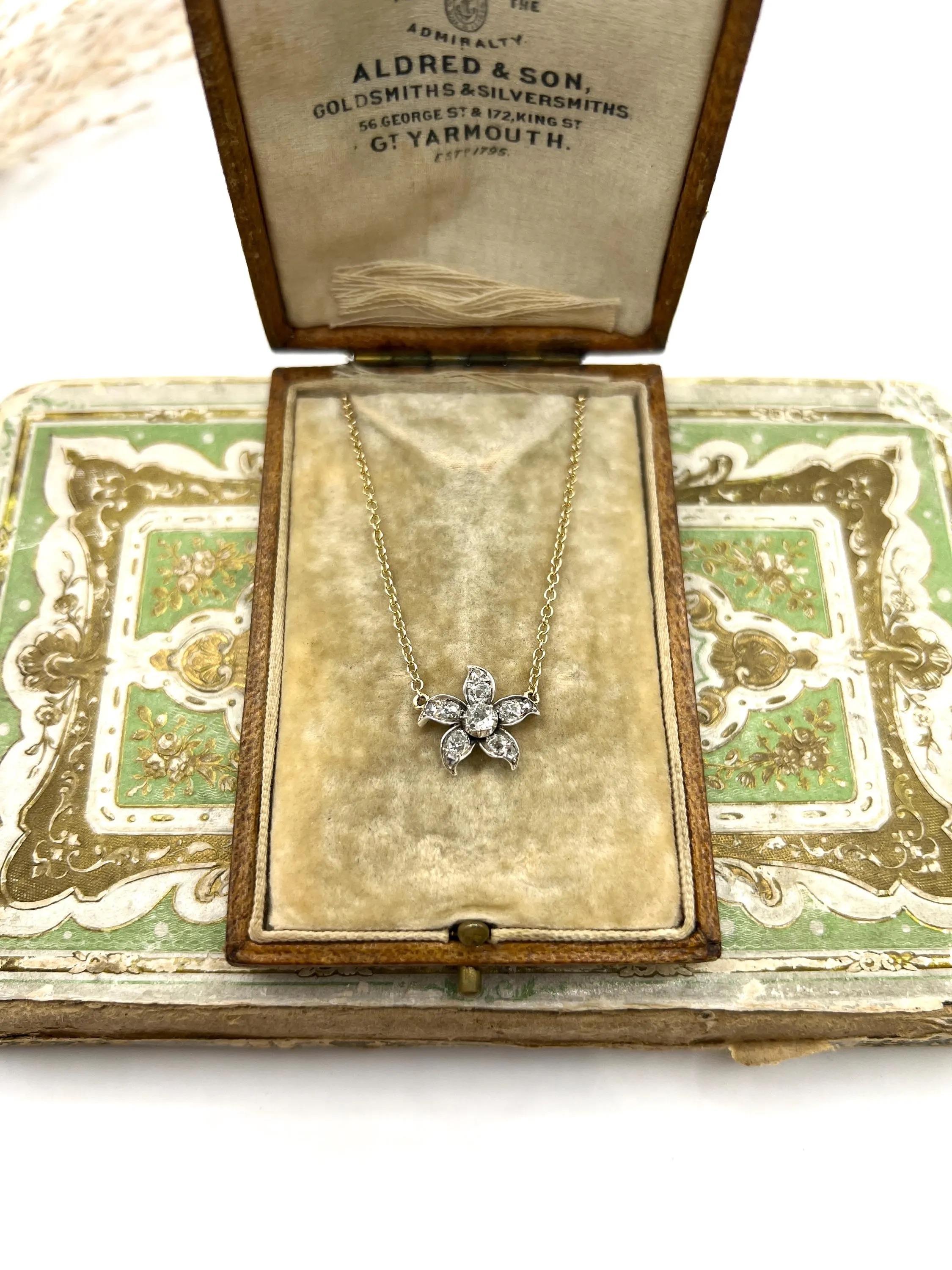 Collier pendentif fleur en or 9ct, victorien et diamant taillé à l'ancienne en vente 3
