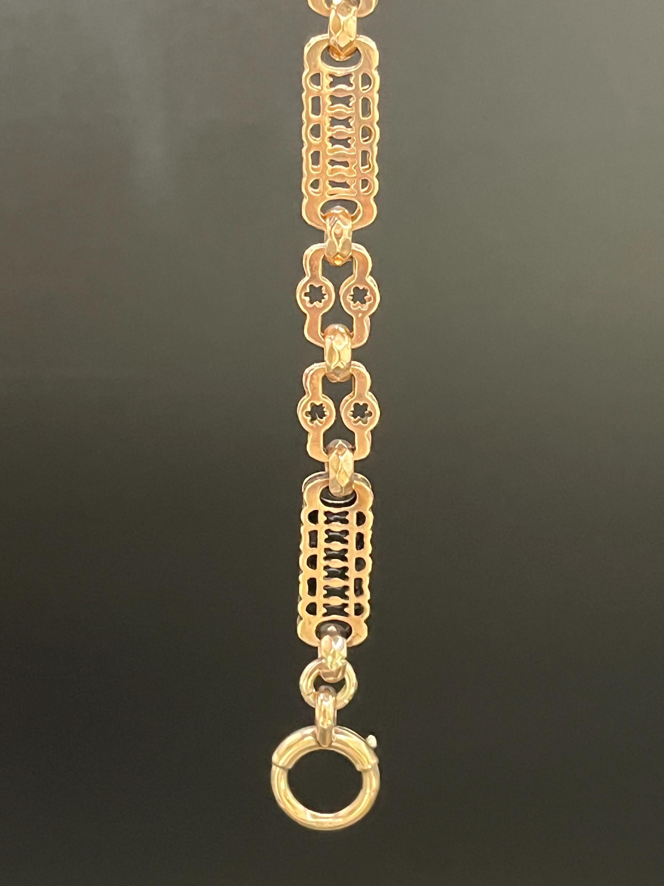 Estensore di catena d'oro antico, circa 1900

Oro rosa 9ct

Aggiungi un tocco di versatile eleganza alla tua collezione di gioielli con questa squisita catena di prolungamento a maglie ornate in oro rosa 9ct. Questo bellissimo estensore è stato