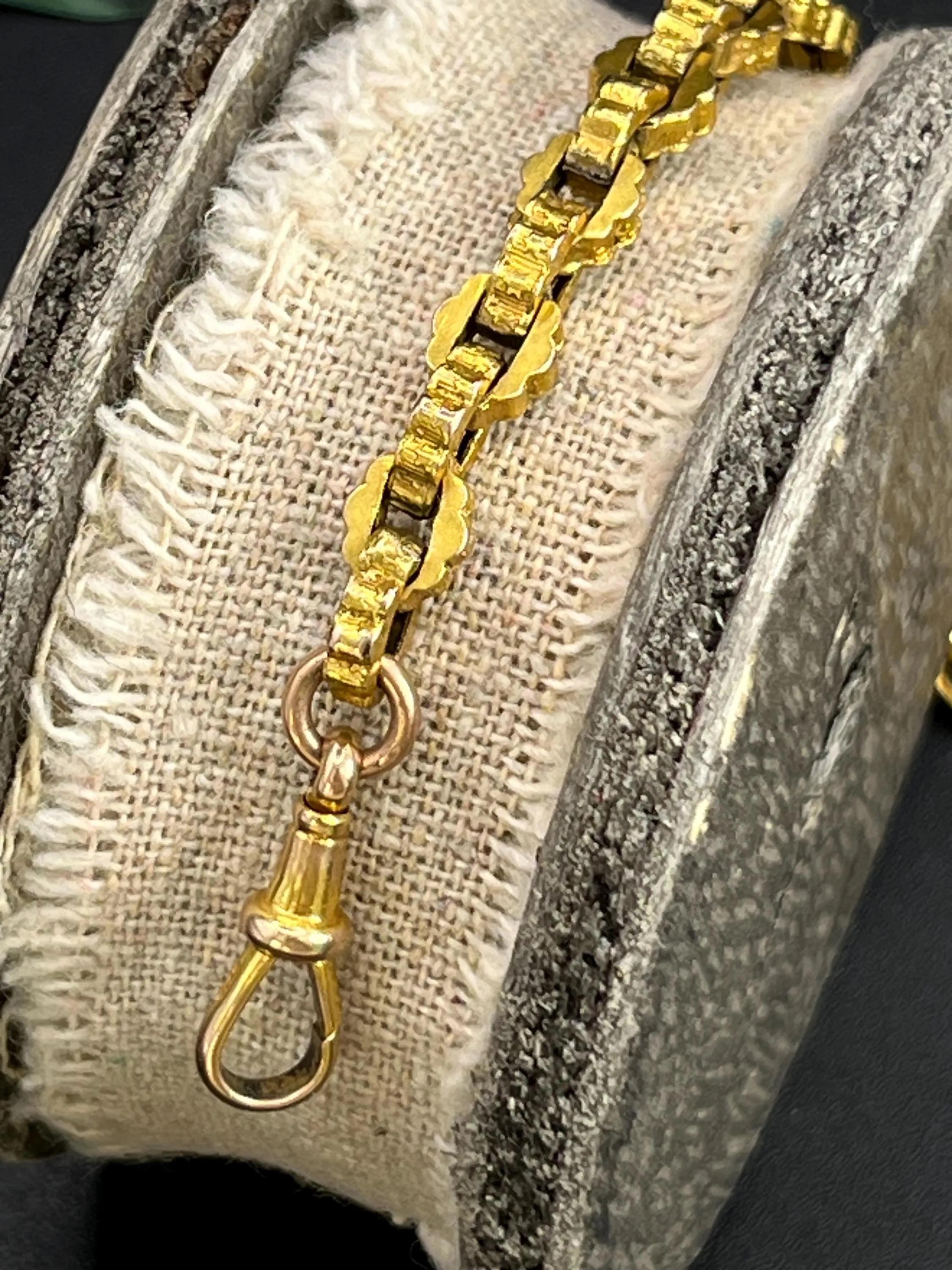Antique 9ct Gold Victorian Ornate Box Link Chain Extender with Swivel Clasp In Good Condition For Sale In Brighton, GB