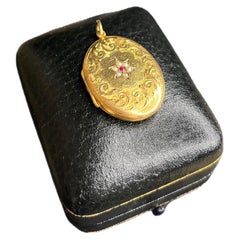 Antique 9ct Gold Victorian Oval Locket Antique 9ct Gold Victorian Oval Locket
