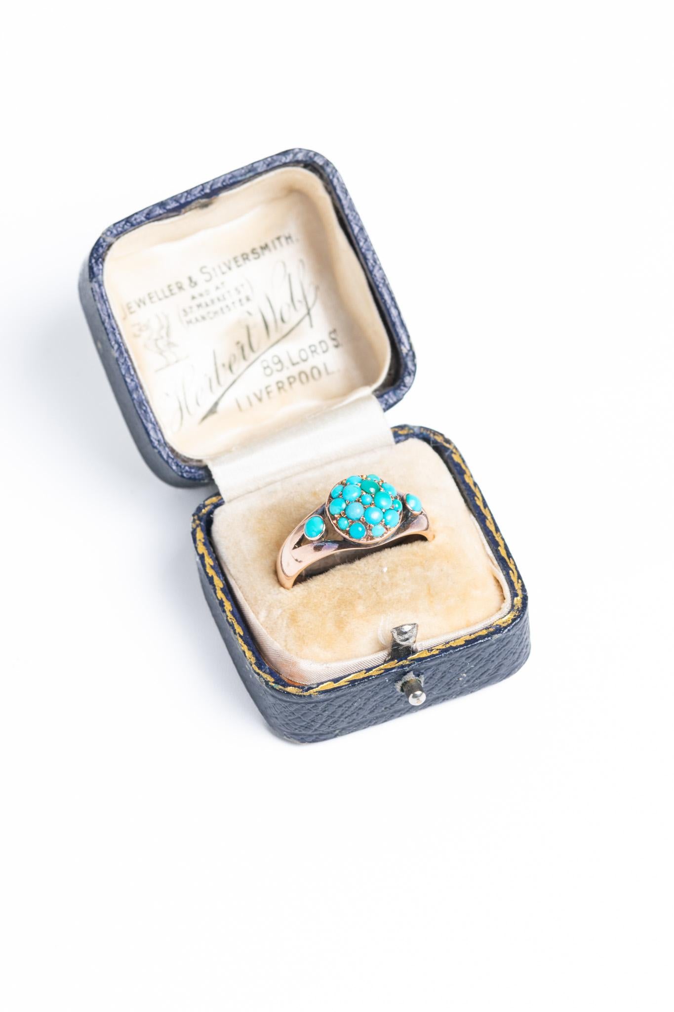 Eine atemberaubende und schwere antike 9ct Gold viktorianischen Türkis Cluster Ring um 1900 mit kleinen in einer Kuppel Form gesetzt. An den Schultern wurden jeweils zwei helle Türkissteine angebracht, die dieses viktorianische Design noch
